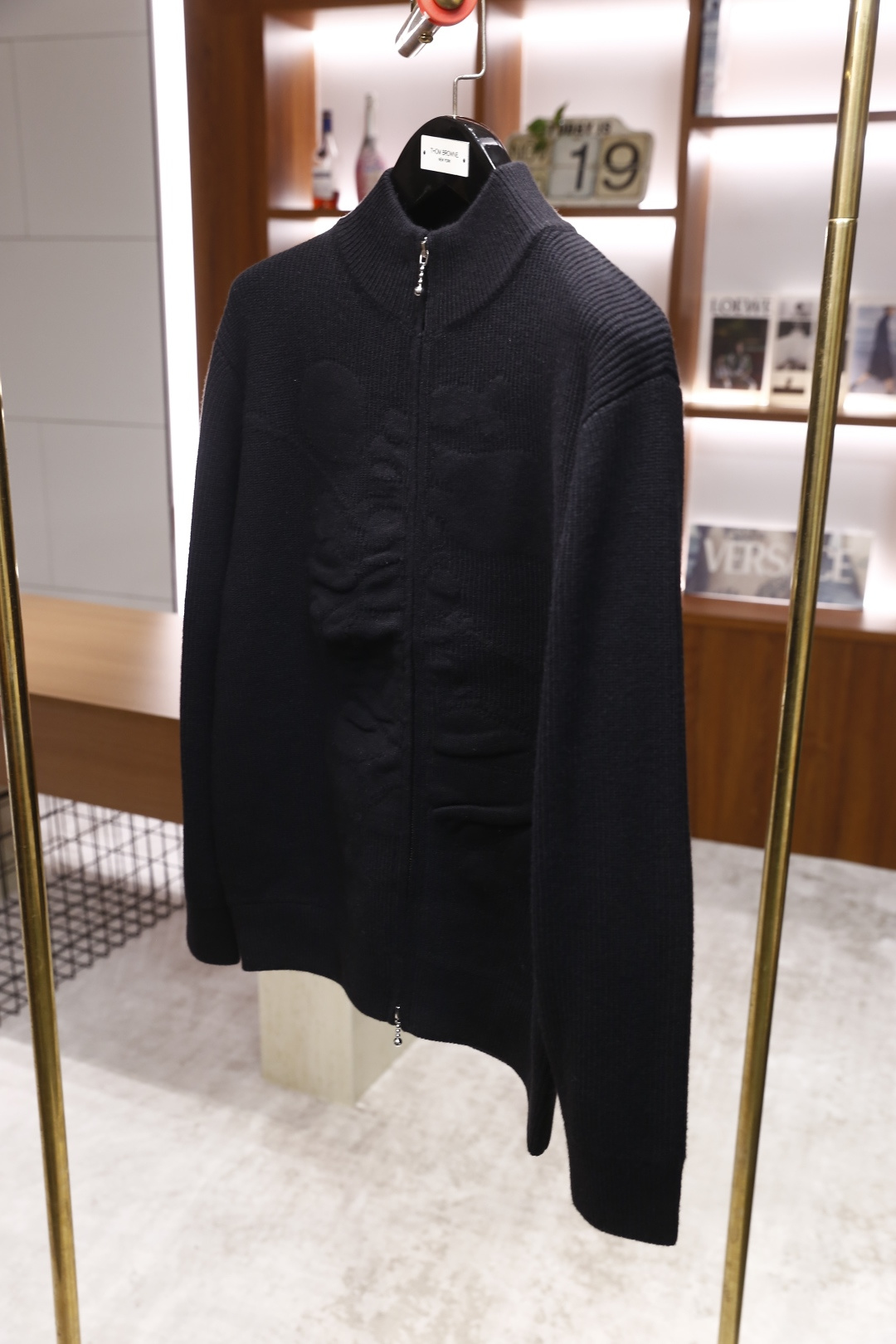 🔥lP🆕.2025秋冬新款男士立领拉链针织衫👍以经典的高领设计为基础，领口和袖口采用细腻的罗纹针织工艺，