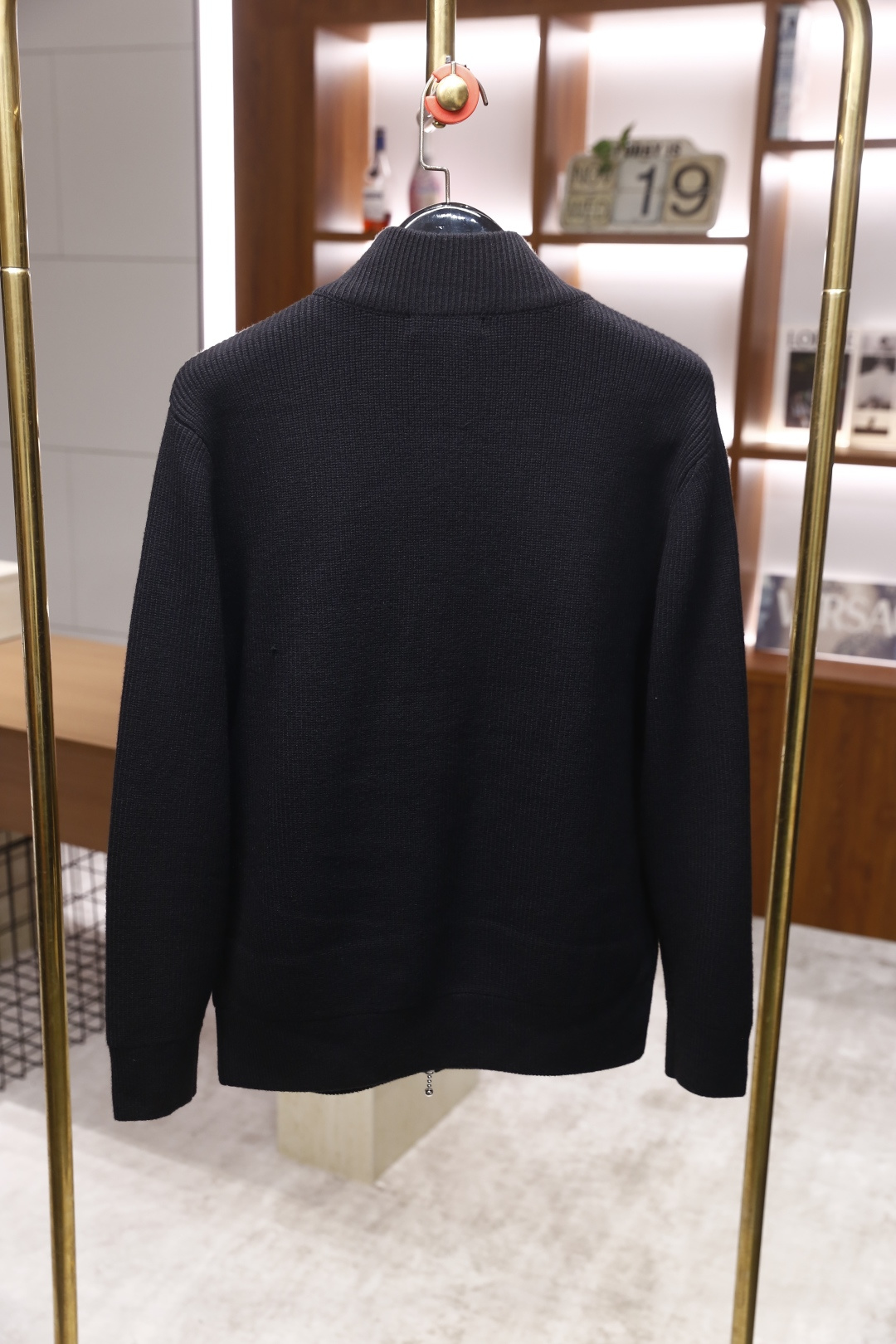 🔥lP🆕.2025秋冬新款男士立领拉链针织衫👍以经典的高领设计为基础，领口和袖口采用细腻的罗纹针织工艺，