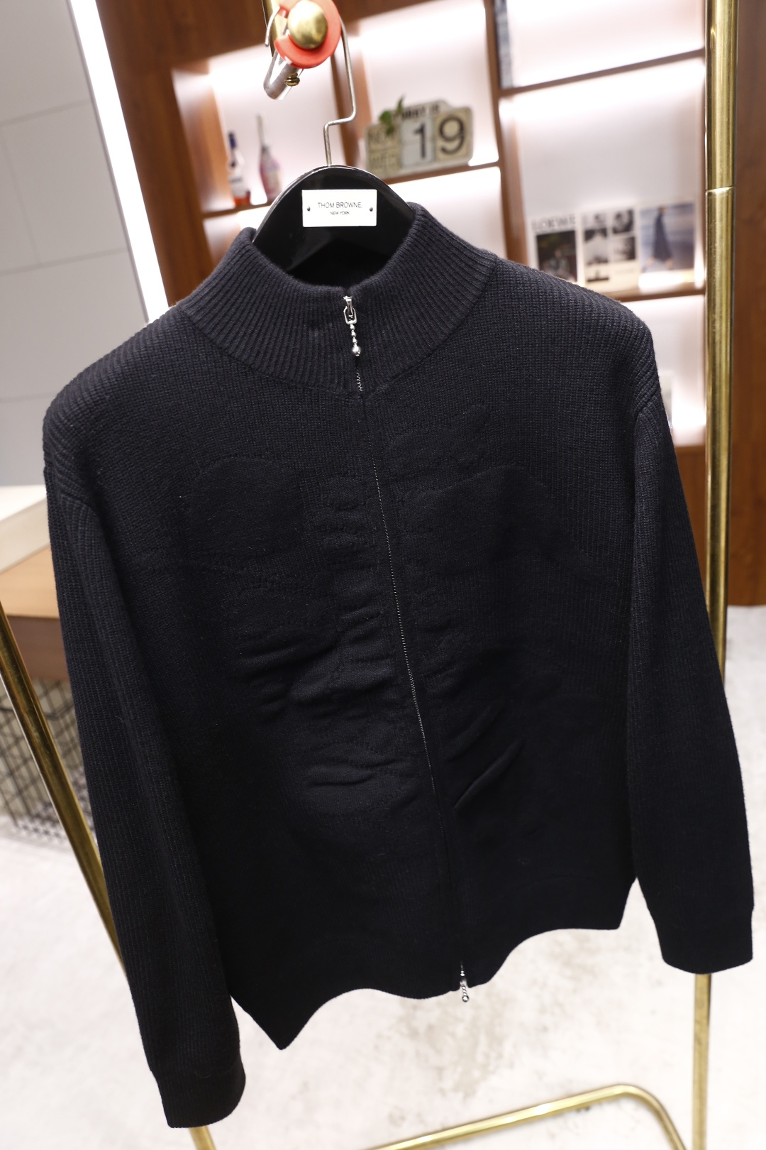 🔥lP🆕.2025秋冬新款男士立领拉链针织衫👍以经典的高领设计为基础，领口和袖口采用细腻的罗纹针织工艺，