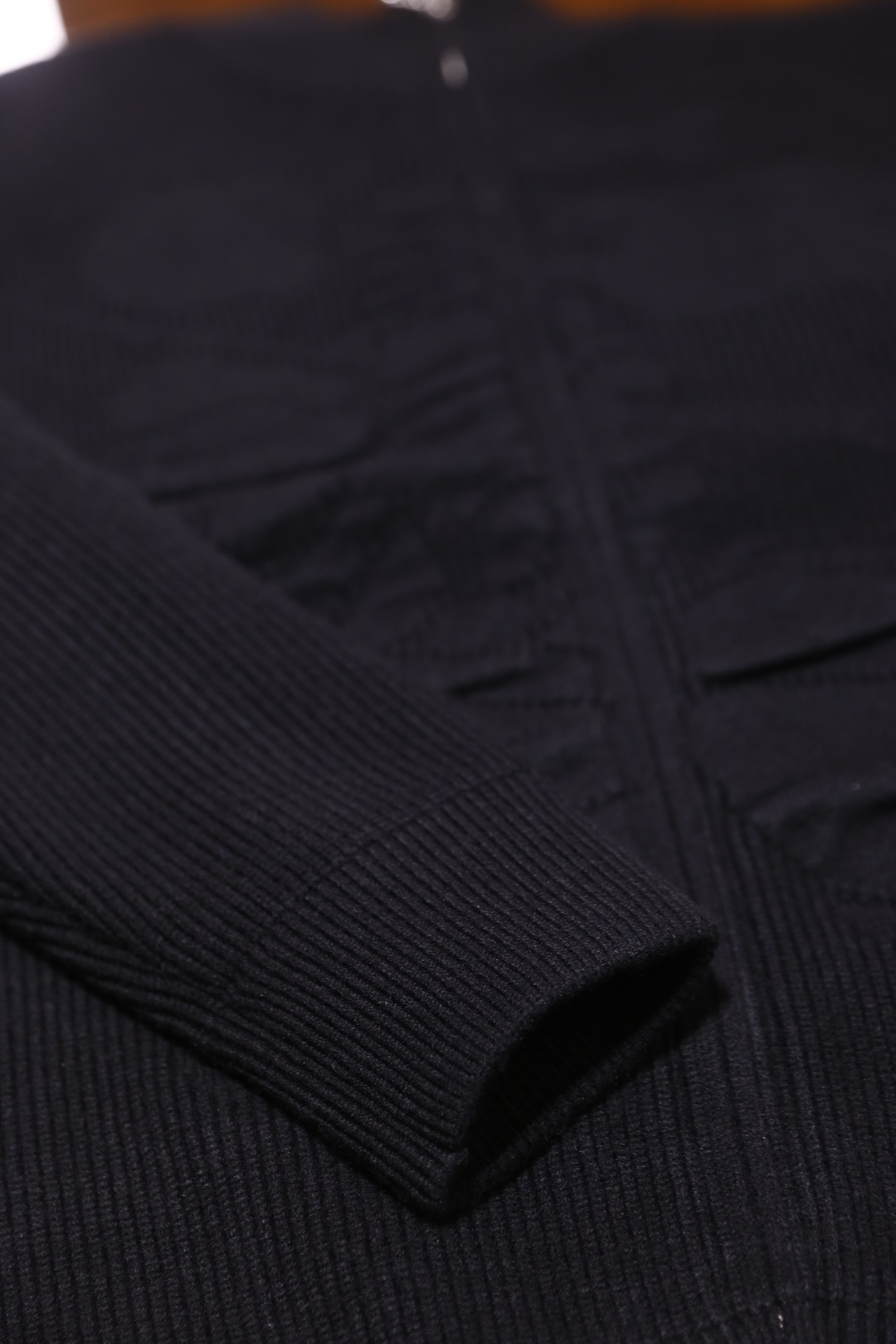 🔥lP🆕.2025秋冬新款男士立领拉链针织衫👍以经典的高领设计为基础，领口和袖口采用细腻的罗纹针织工艺，