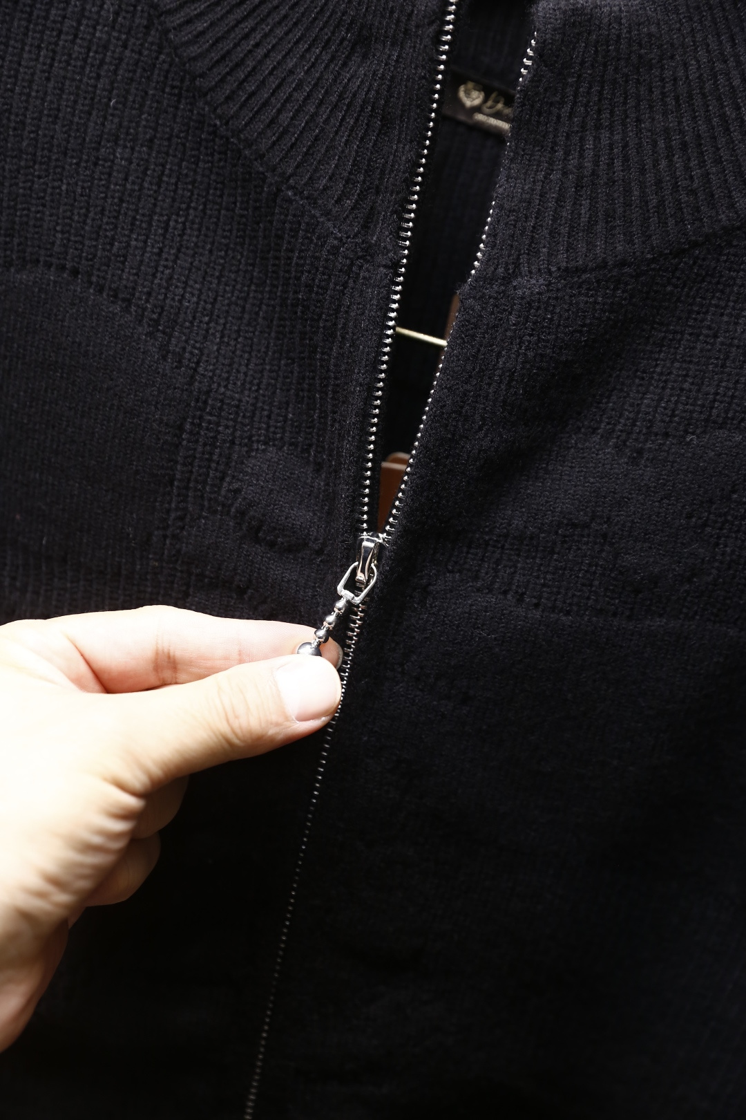 🔥lP🆕.2025秋冬新款男士立领拉链针织衫👍以经典的高领设计为基础，领口和袖口采用细腻的罗纹针织工艺，