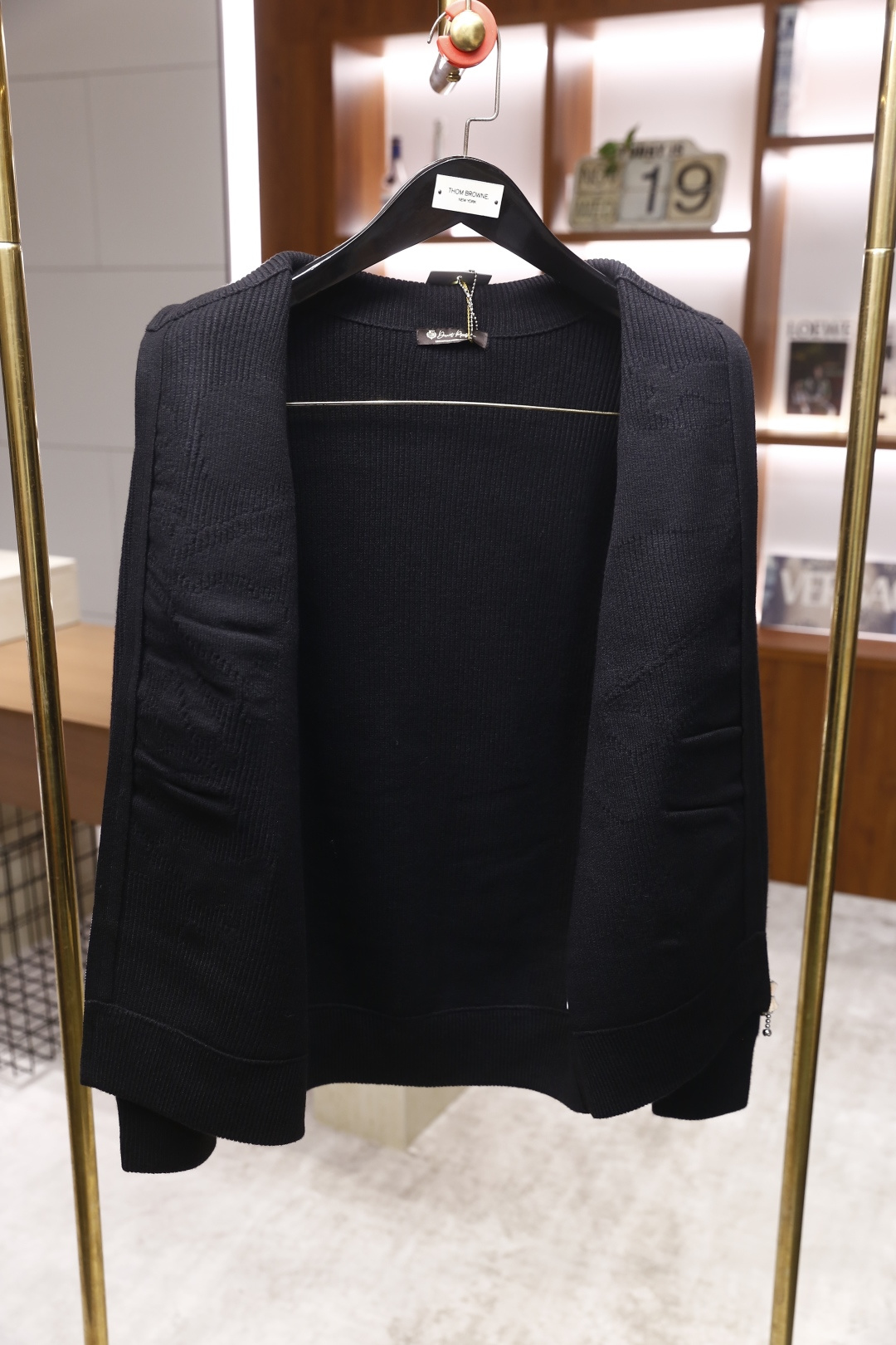 🔥lP🆕.2025秋冬新款男士立领拉链针织衫👍以经典的高领设计为基础，领口和袖口采用细腻的罗纹针织工艺，