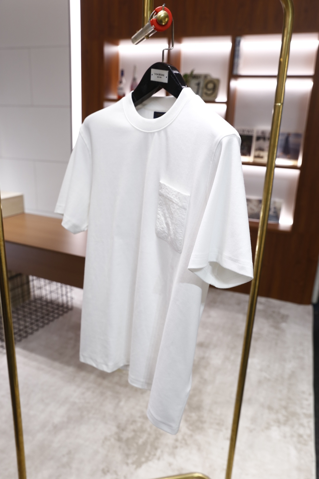 🔥路易威*/LV.2025秋冬新品！时尚男士百搭短袖T恤，采用了圆领设计，领口线条流畅自然。衣身版型宽松