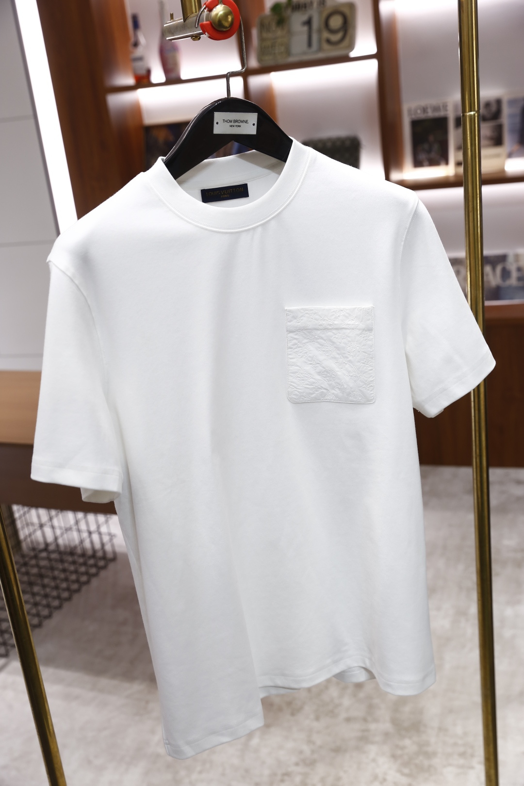 🔥路易威*/LV.2025秋冬新品！时尚男士百搭短袖T恤，采用了圆领设计，领口线条流畅自然。衣身版型宽松