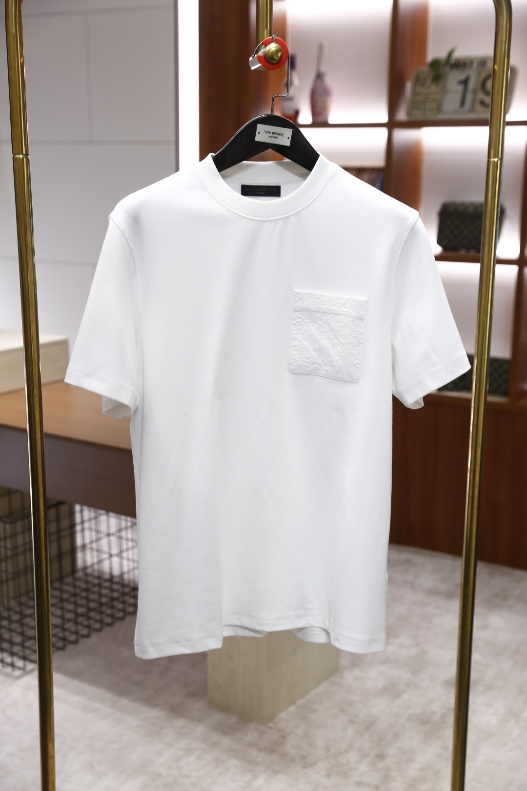 🔥路易威*/LV.2025秋冬新品！时尚男士百搭短袖T恤，采用了圆领设计，领口线条流畅自然。衣身版型宽松