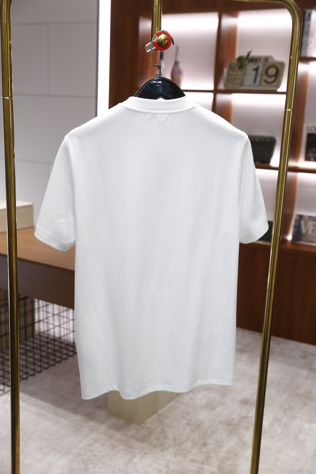 🔥路易威*/LV.2025秋冬新品！时尚男士百搭短袖T恤，采用了圆领设计，领口线条流畅自然。衣身版型宽松