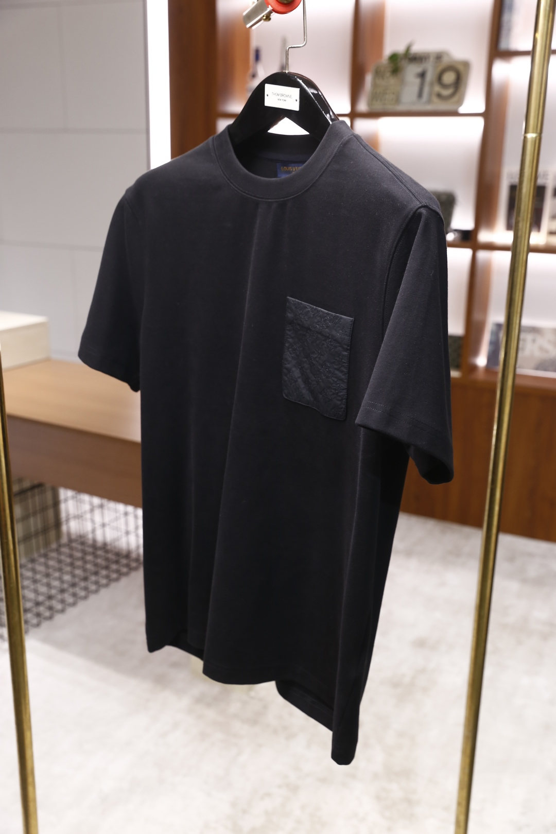 🔥路易威*/LV.2025秋冬新品！时尚男士百搭短袖T恤，采用了圆领设计，领口线条流畅自然。衣身版型宽松