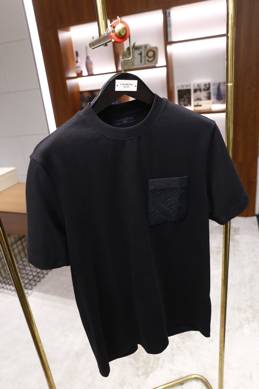 🔥路易威*/LV.2025秋冬新品！时尚男士百搭短袖T恤，采用了圆领设计，领口线条流畅自然。衣身版型宽松