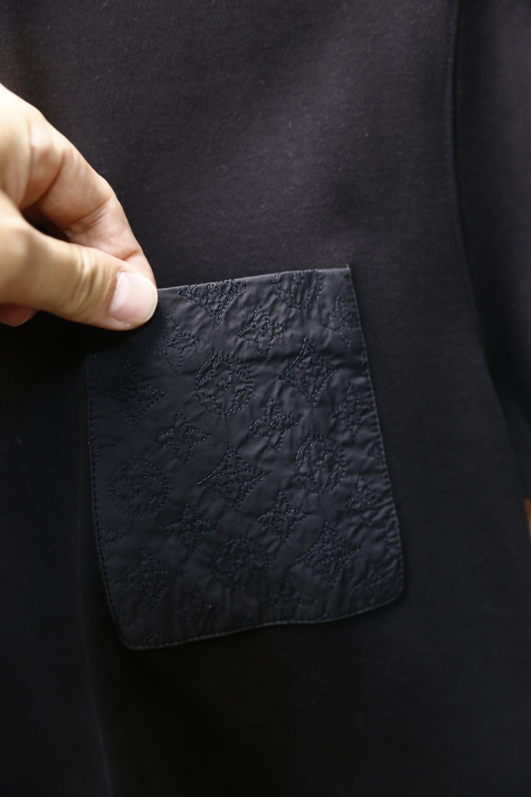 🔥路易威*/LV.2025秋冬新品！时尚男士百搭短袖T恤，采用了圆领设计，领口线条流畅自然。衣身版型宽松