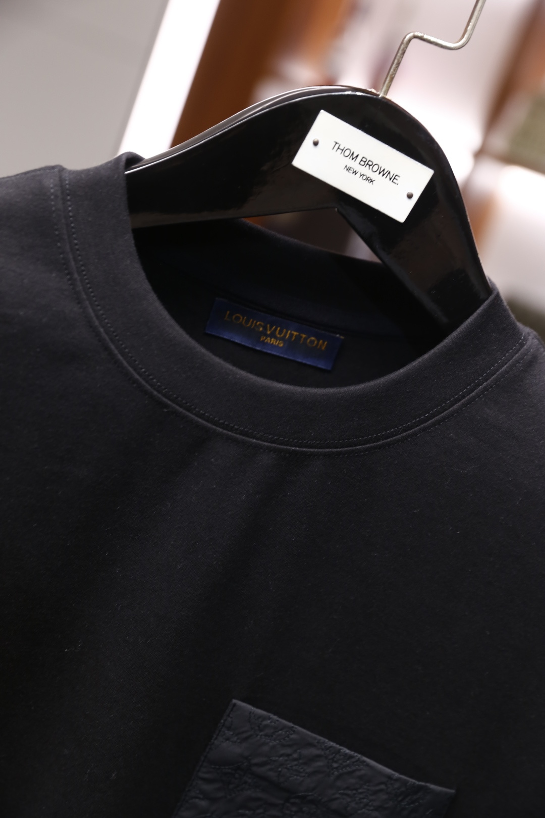 🔥路易威*/LV.2025秋冬新品！时尚男士百搭短袖T恤，采用了圆领设计，领口线条流畅自然。衣身版型宽松