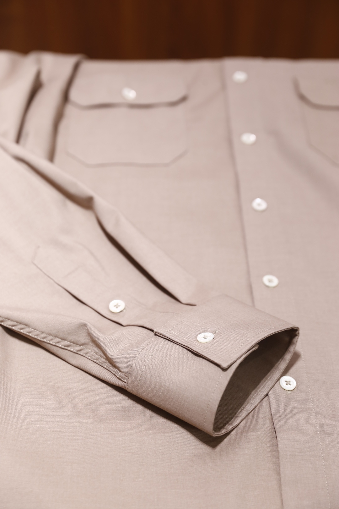 🔥BC.2025秋冬新款！时尚男士百搭长袖衬衫，整体设计简约而精致👍采用经典的尖领设计，领口线条利落。前