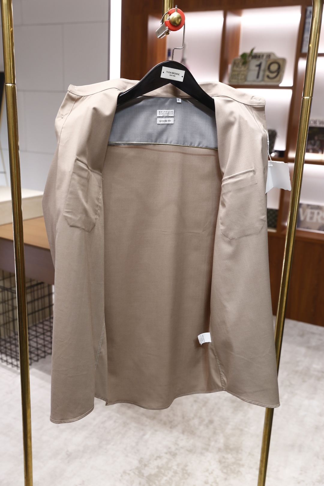 🔥BC.2025秋冬新款！时尚男士百搭长袖衬衫，整体设计简约而精致👍采用经典的尖领设计，领口线条利落。前