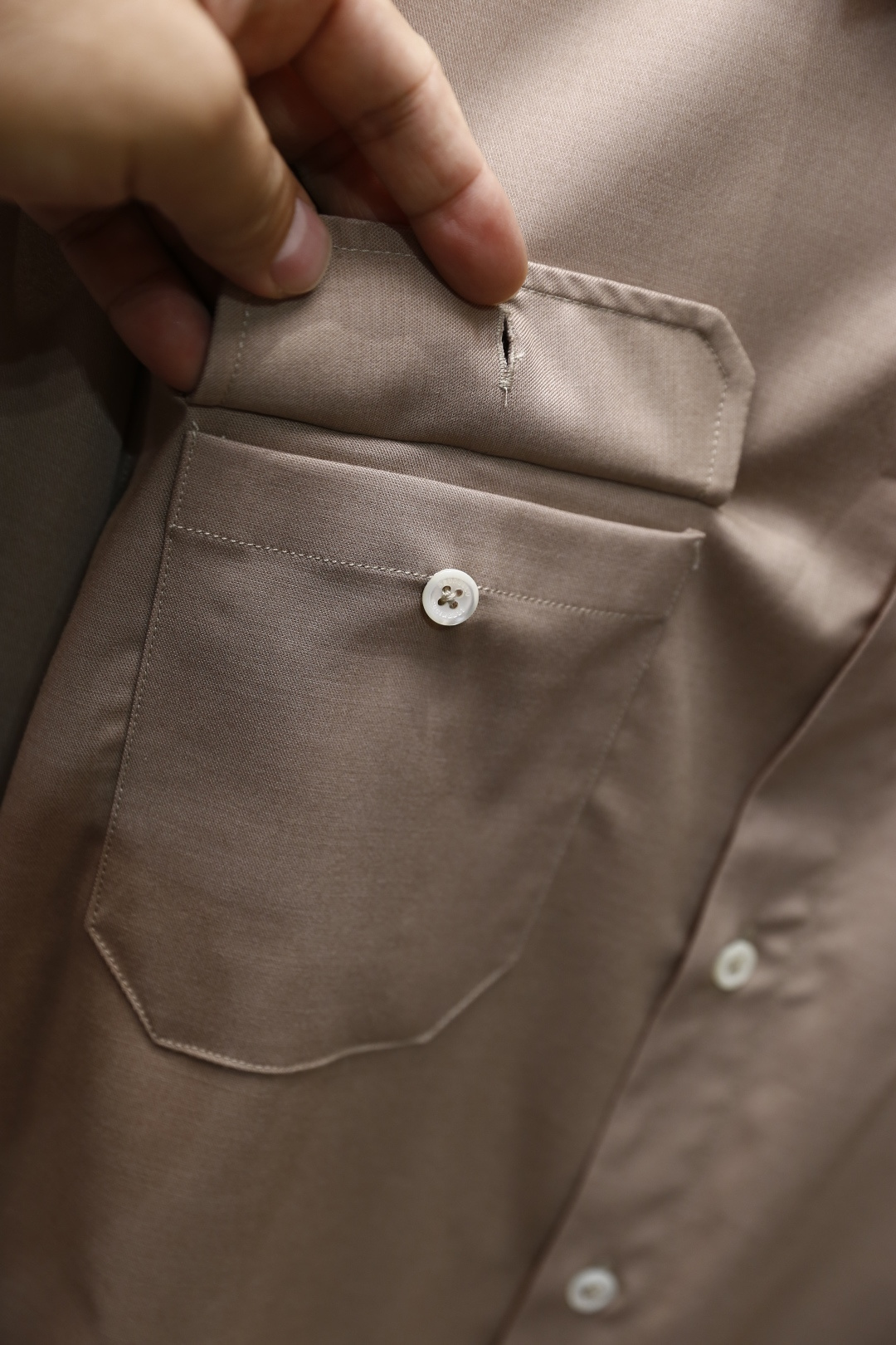 🔥BC.2025秋冬新款！时尚男士百搭长袖衬衫，整体设计简约而精致👍采用经典的尖领设计，领口线条利落。前