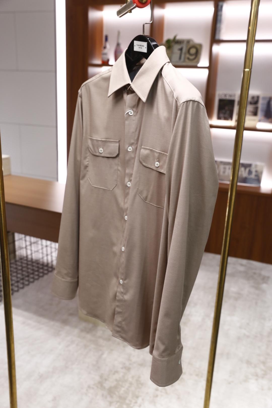 🔥BC.2025秋冬新款！时尚男士百搭长袖衬衫，整体设计简约而精致👍采用经典的尖领设计，领口线条利落。前