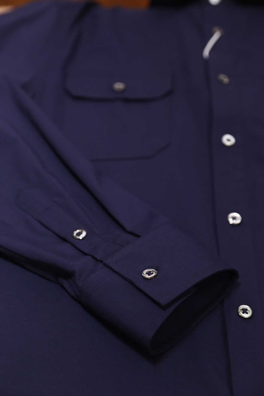 🔥BC.2025秋冬新款！时尚男士百搭长袖衬衫，整体设计简约而精致👍采用经典的尖领设计，领口线条利落。前