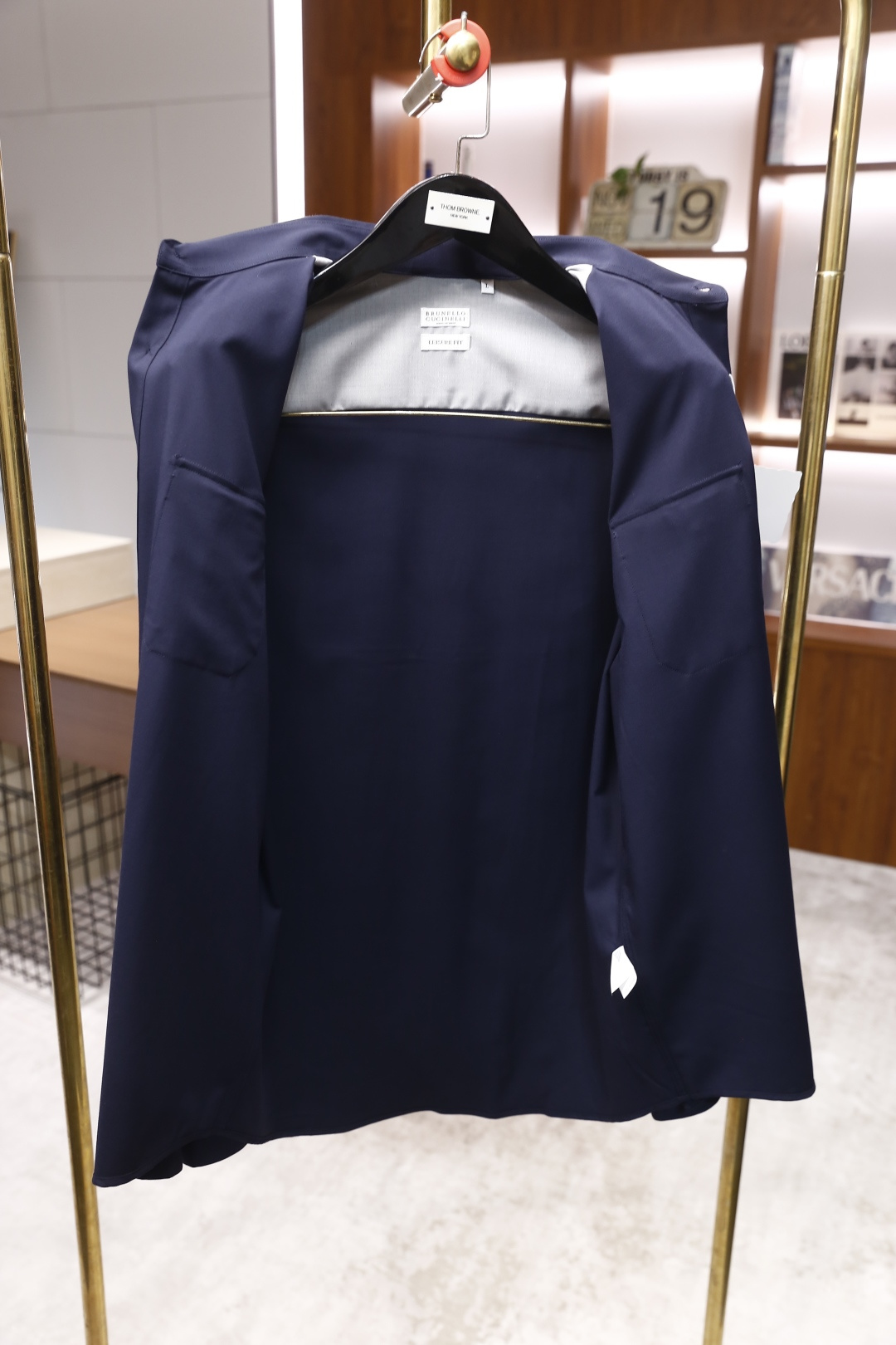 🔥BC.2025秋冬新款！时尚男士百搭长袖衬衫，整体设计简约而精致👍采用经典的尖领设计，领口线条利落。前