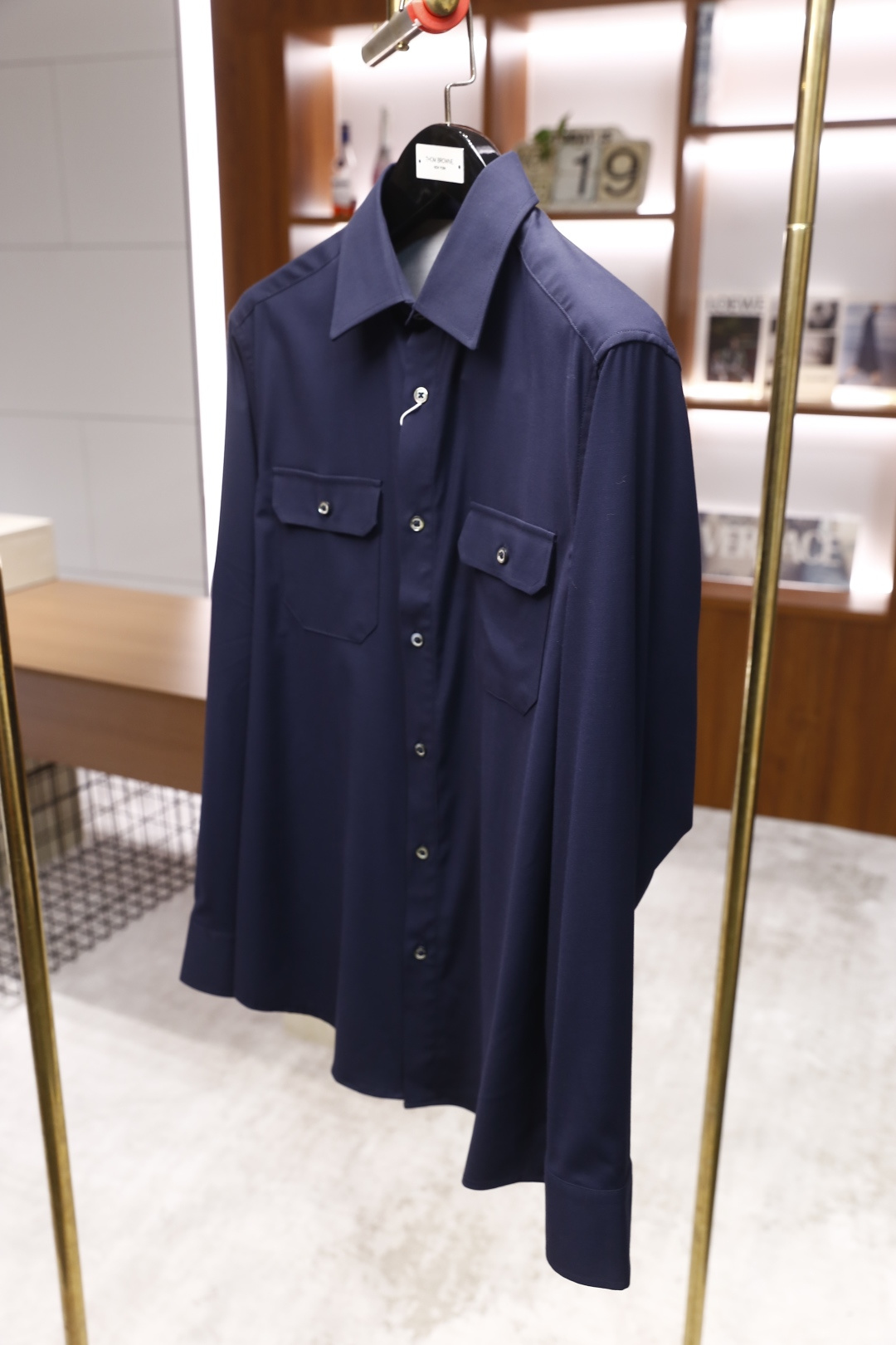 🔥BC.2025秋冬新款！时尚男士百搭长袖衬衫，整体设计简约而精致👍采用经典的尖领设计，领口线条利落。前