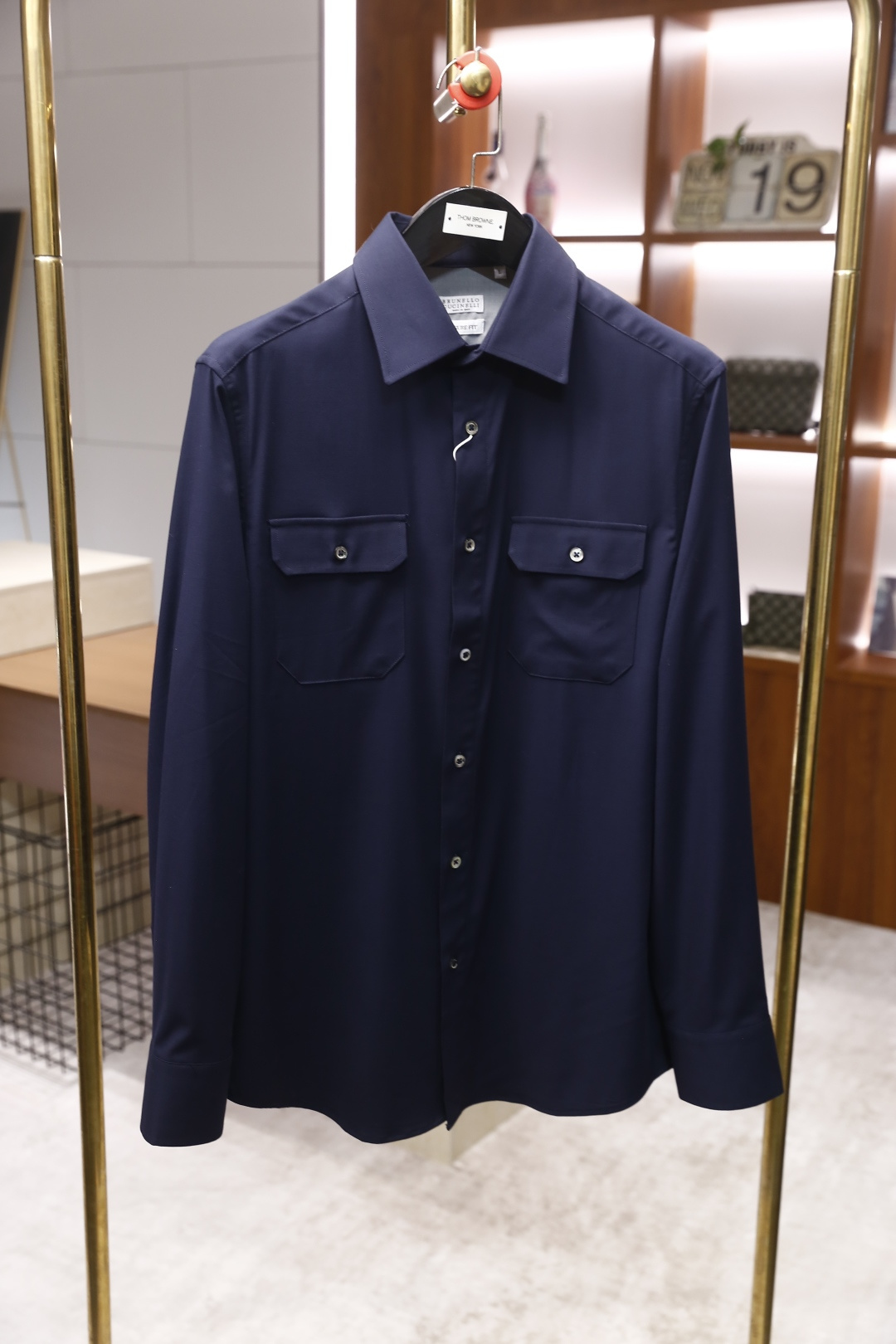 🔥BC.2025秋冬新款！时尚男士百搭长袖衬衫，整体设计简约而精致👍采用经典的尖领设计，领口线条利落。前