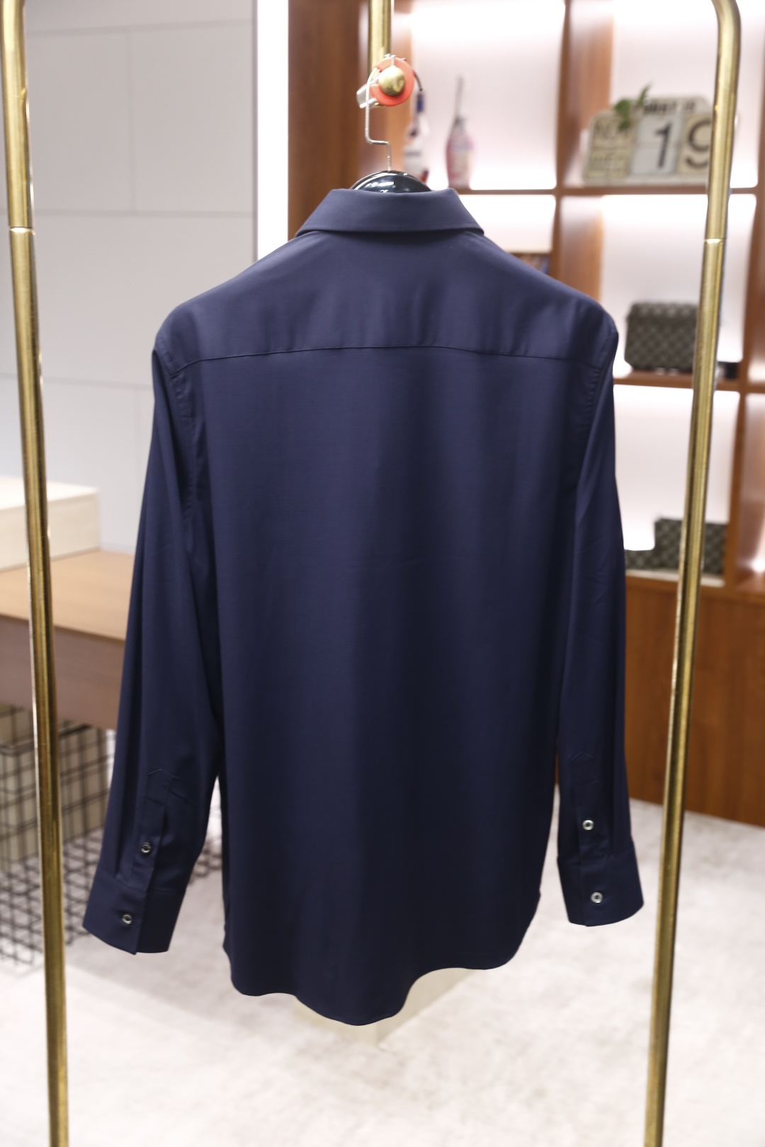 🔥BC.2025秋冬新款！时尚男士百搭长袖衬衫，整体设计简约而精致👍采用经典的尖领设计，领口线条利落。前