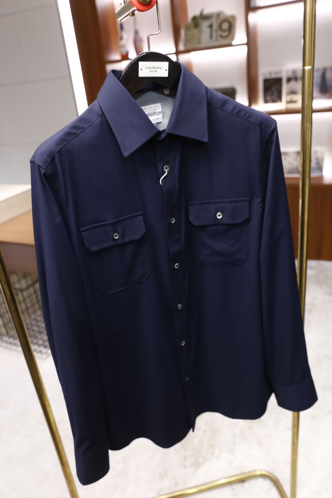 🔥BC.2025秋冬新款！时尚男士百搭长袖衬衫，整体设计简约而精致👍采用经典的尖领设计，领口线条利落。前