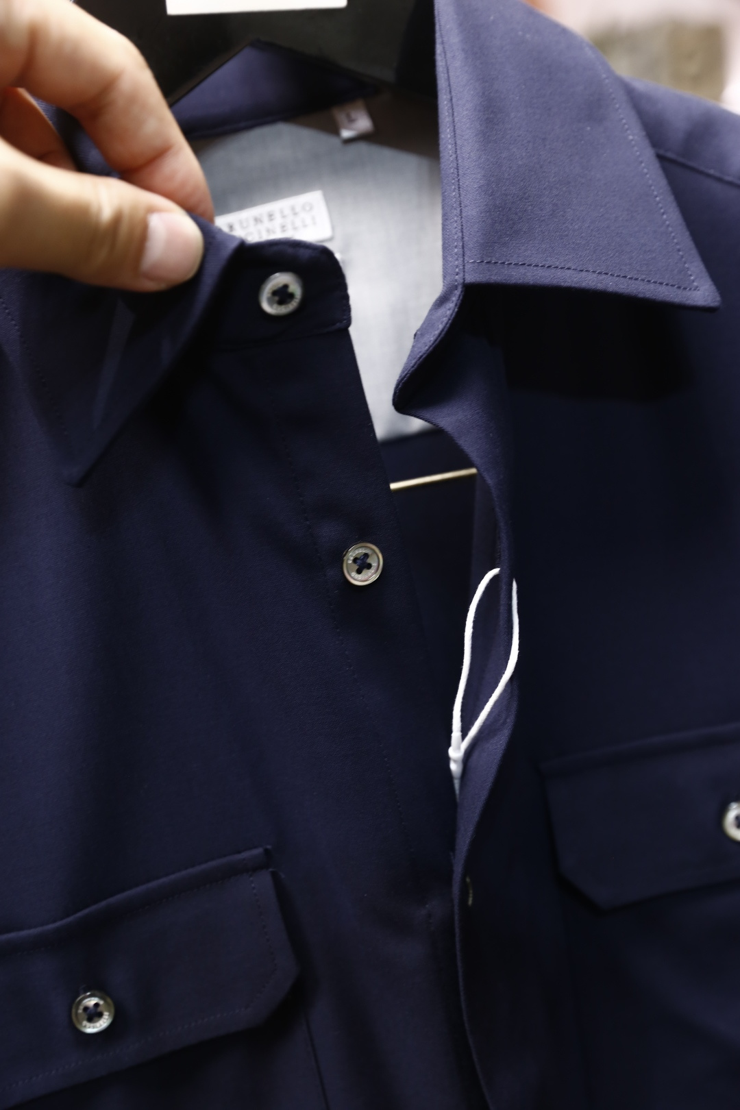 🔥BC.2025秋冬新款！时尚男士百搭长袖衬衫，整体设计简约而精致👍采用经典的尖领设计，领口线条利落。前