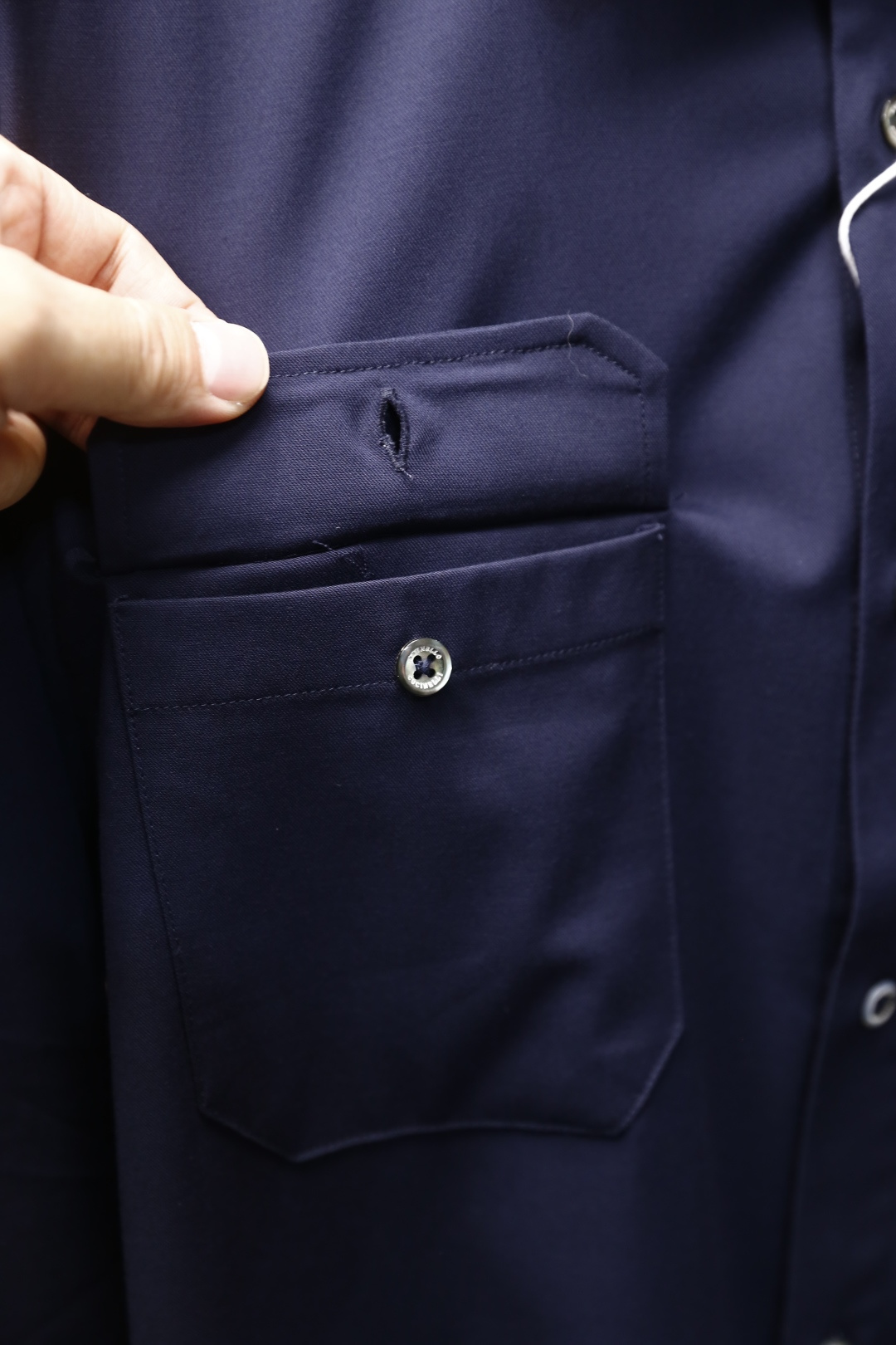 🔥BC.2025秋冬新款！时尚男士百搭长袖衬衫，整体设计简约而精致👍采用经典的尖领设计，领口线条利落。前