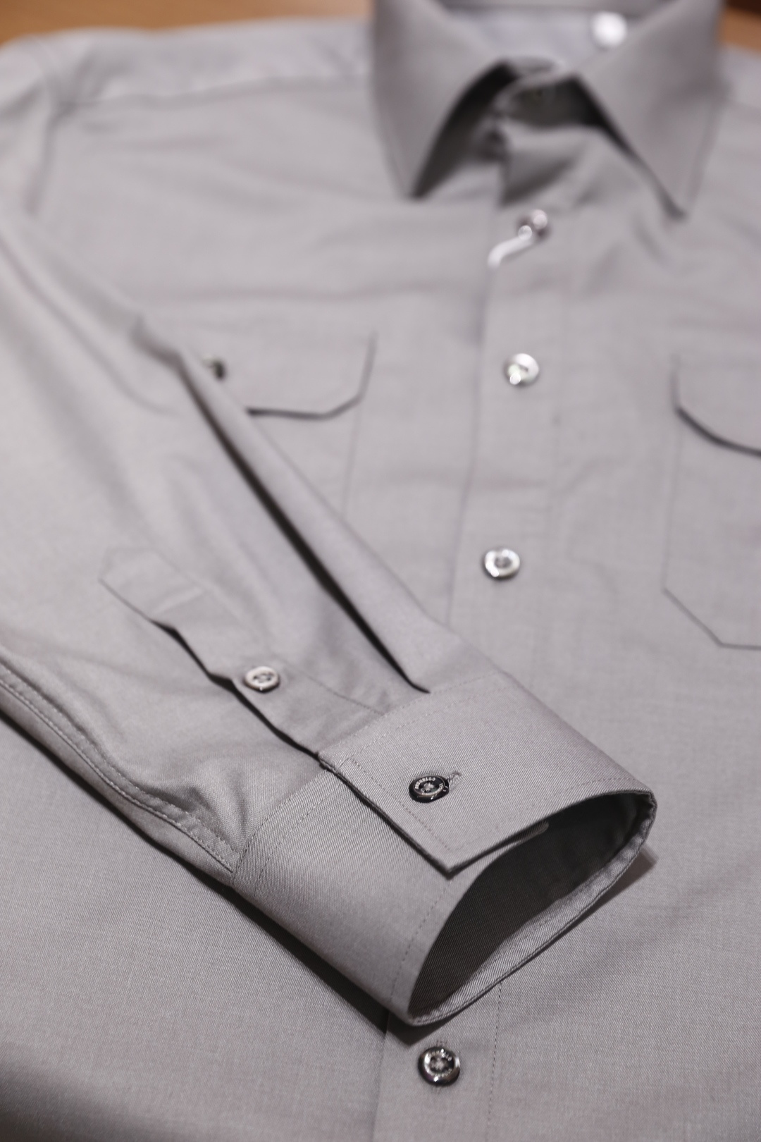 🔥BC.2025秋冬新款！时尚男士百搭长袖衬衫，整体设计简约而精致👍采用经典的尖领设计，领口线条利落。前