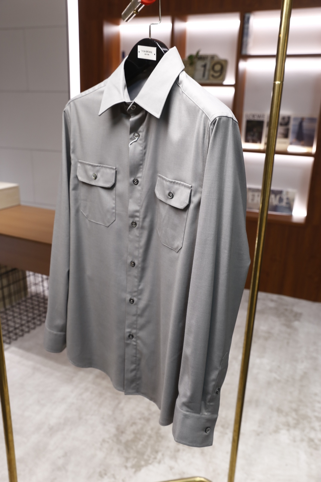 🔥BC.2025秋冬新款！时尚男士百搭长袖衬衫，整体设计简约而精致👍采用经典的尖领设计，领口线条利落。前