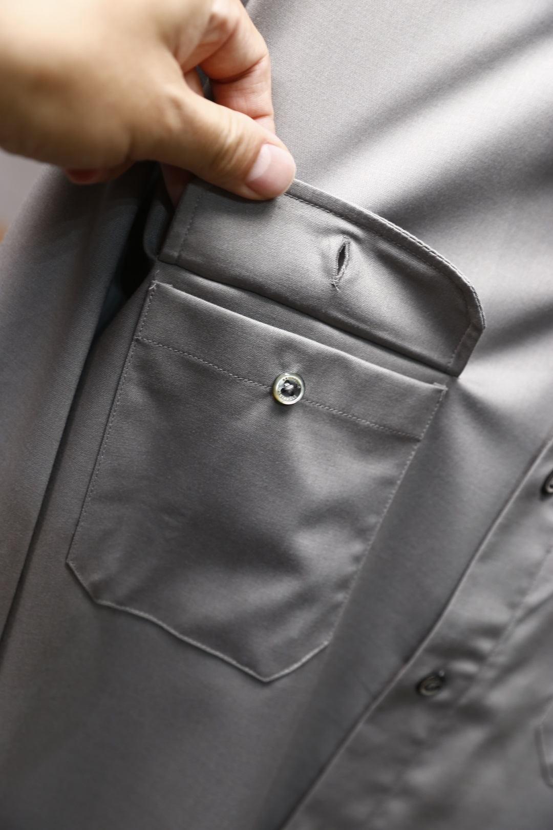 🔥BC.2025秋冬新款！时尚男士百搭长袖衬衫，整体设计简约而精致👍采用经典的尖领设计，领口线条利落。前