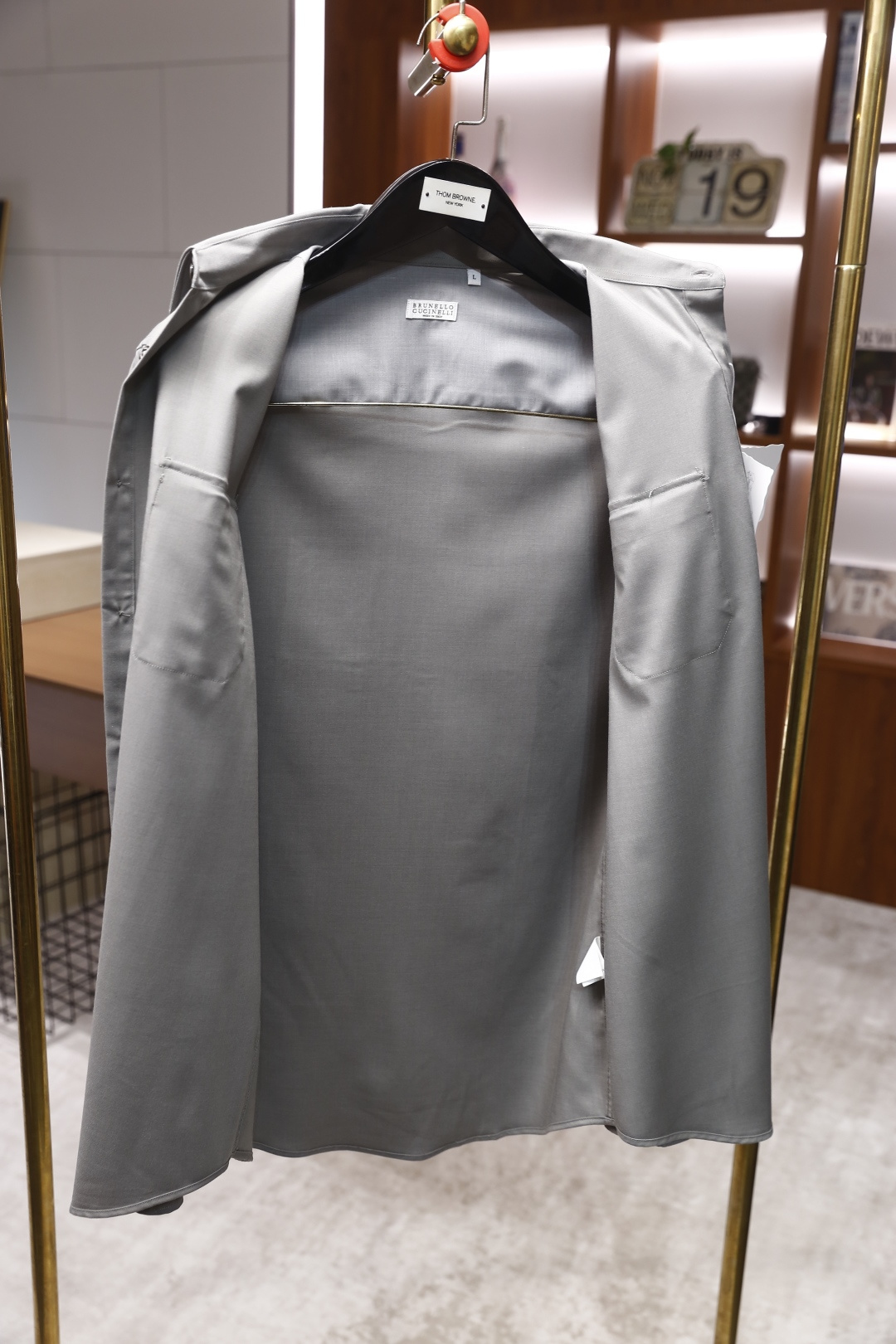 🔥BC.2025秋冬新款！时尚男士百搭长袖衬衫，整体设计简约而精致👍采用经典的尖领设计，领口线条利落。前