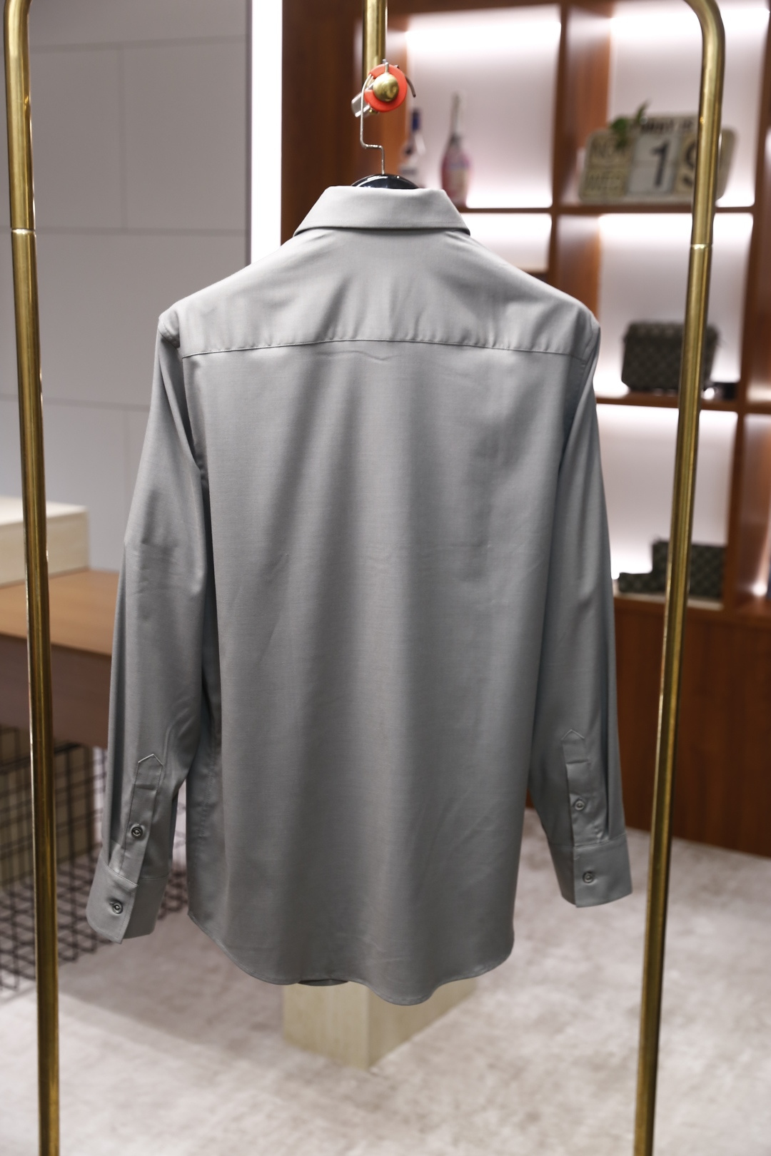 🔥BC.2025秋冬新款！时尚男士百搭长袖衬衫，整体设计简约而精致👍采用经典的尖领设计，领口线条利落。前