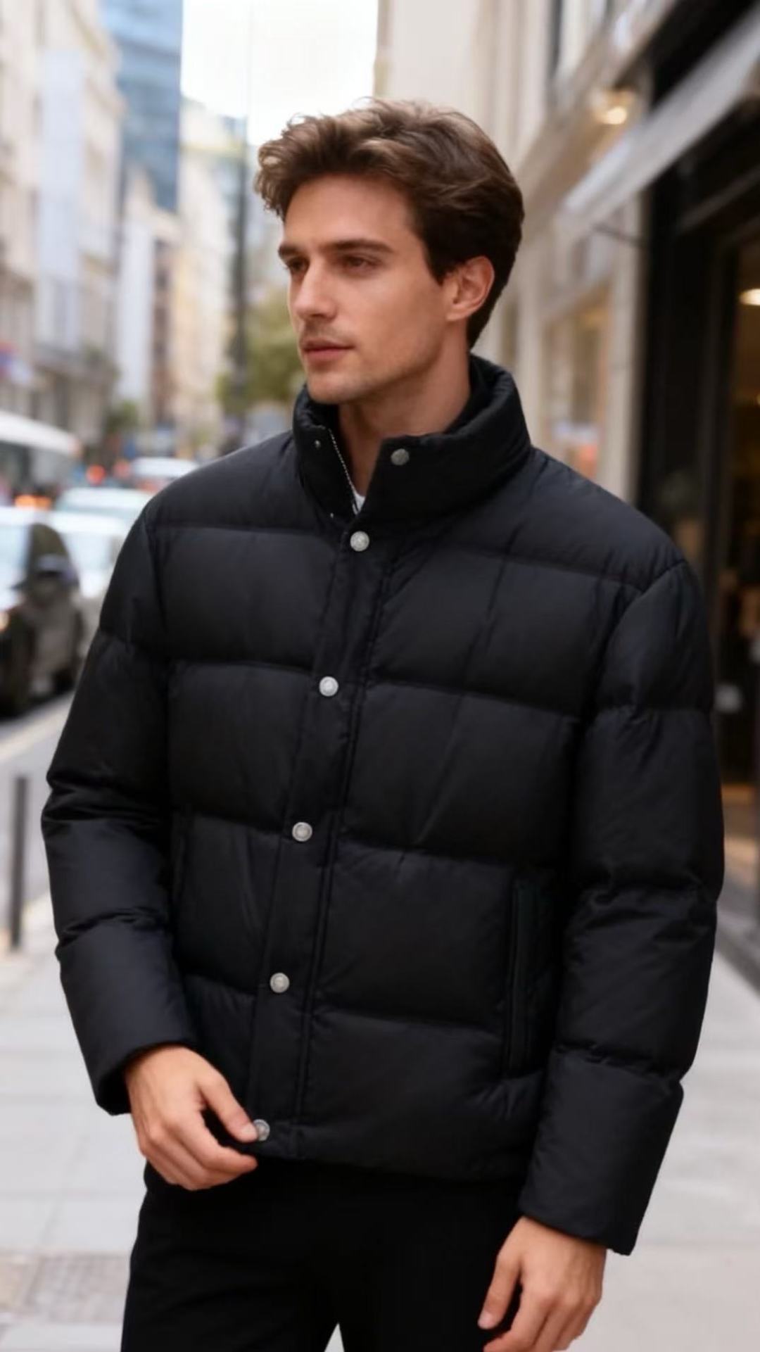 🔥杜嘉班纳.25秋冬新款男士立领羽绒服🆕设计兼具保暖性与时尚感。它的领口采用立领与罗纹拼接的设计，既能贴