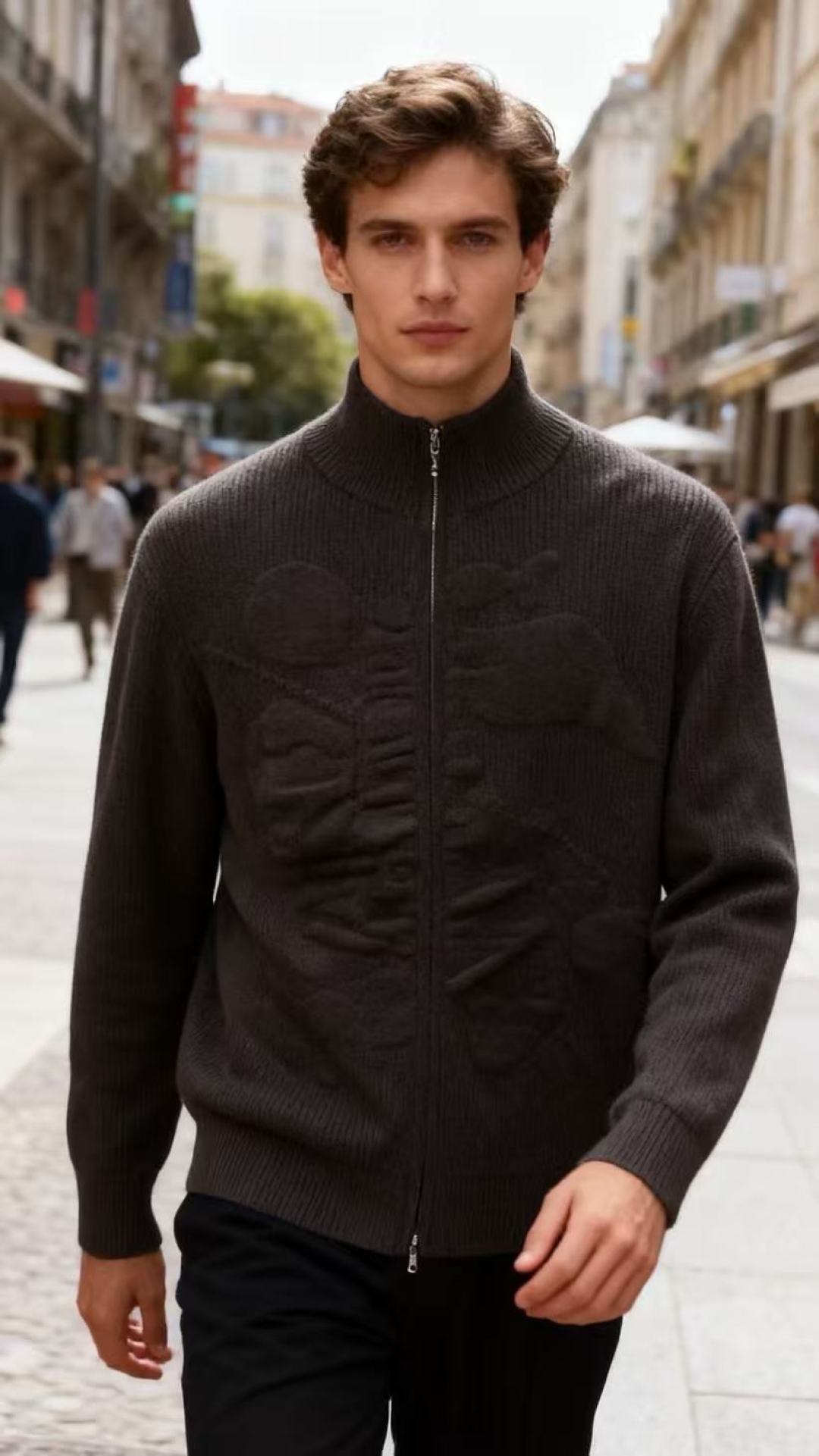 🔥lP🆕.2025秋冬新款男士立领拉链针织衫👍以经典的高领设计为基础，领口和袖口采用细腻的罗纹针织工艺，