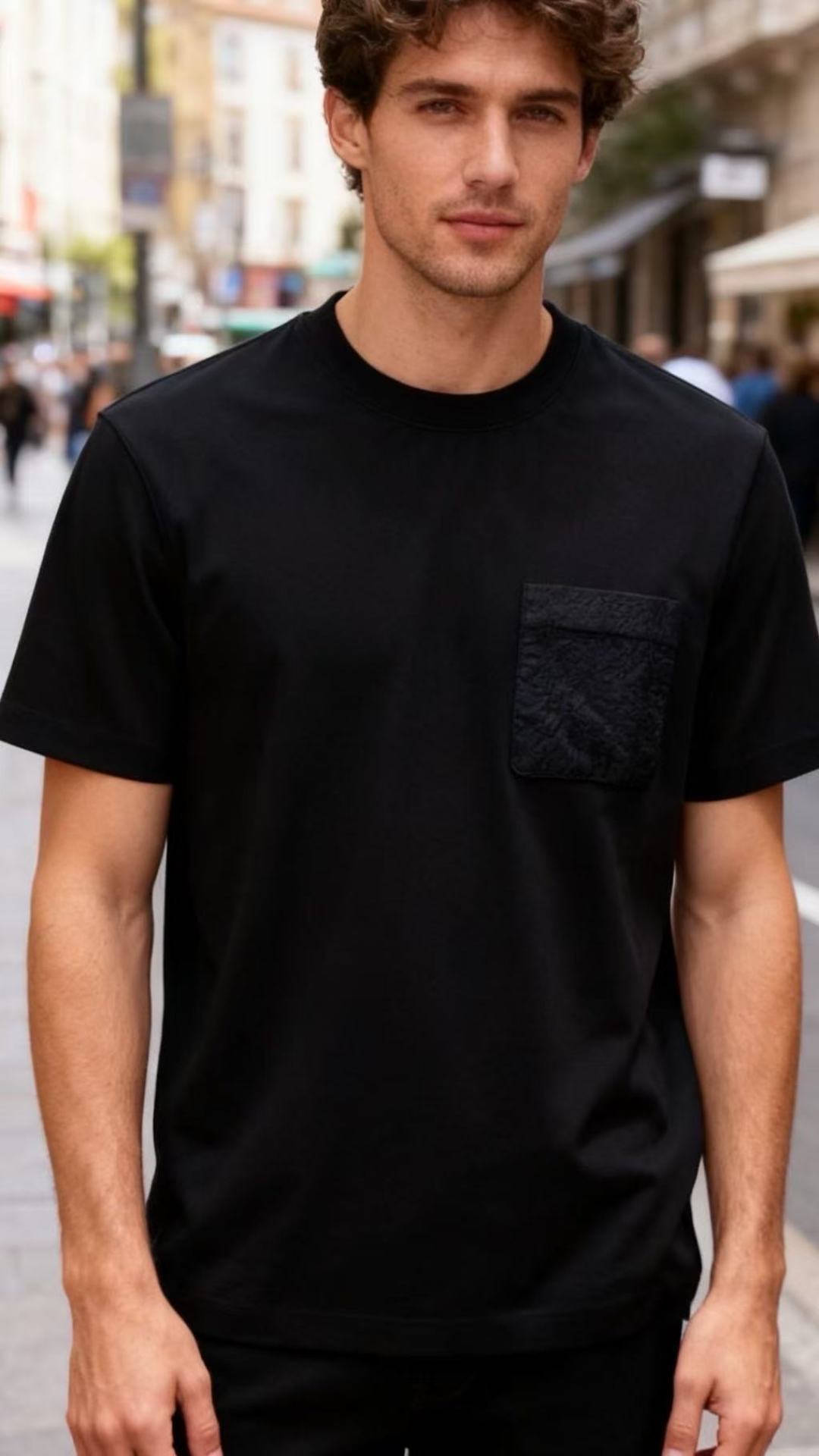 🔥路易威*/LV.2025秋冬新品！时尚男士百搭短袖T恤，采用了圆领设计，领口线条流畅自然。衣身版型宽松