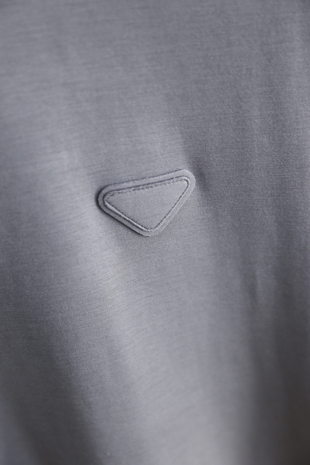 🔥普拉*/Pr*da.2025秋季新款🆕时尚男士圆领短袖打底衫！胸前奢华经典品牌三角标LOGO设计！高级