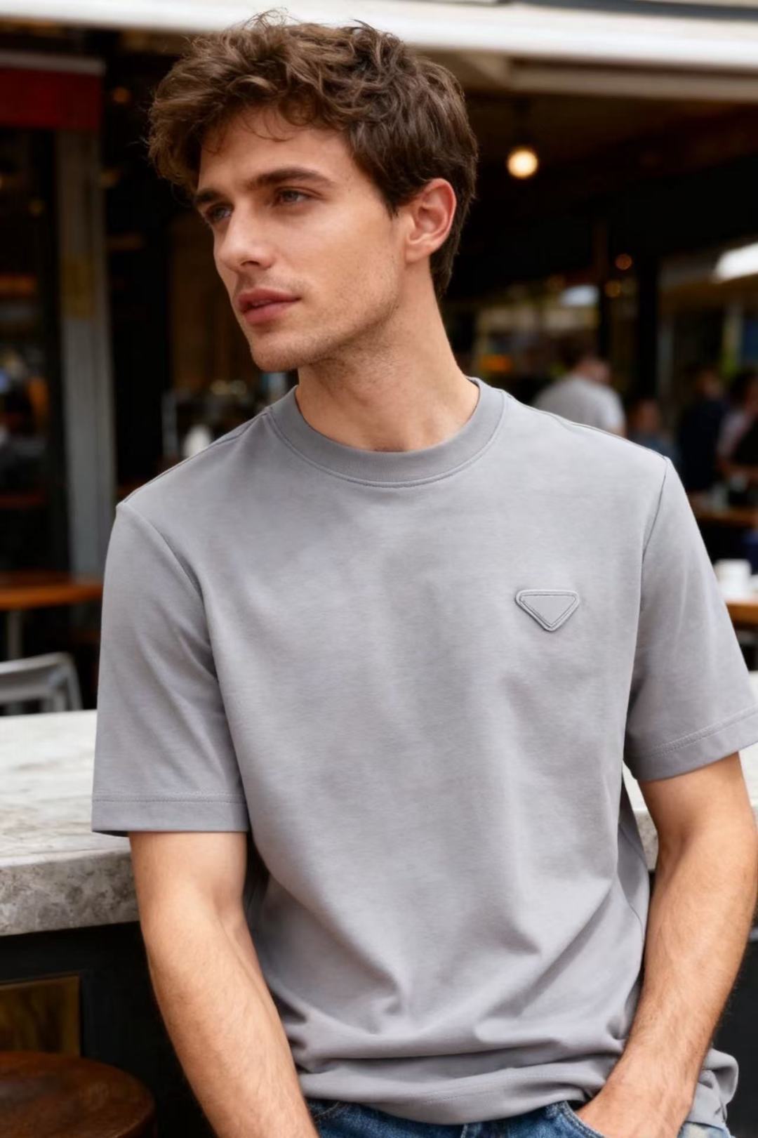 🔥普拉*/Pr*da.2025秋季新款🆕时尚男士圆领短袖打底衫！胸前奢华经典品牌三角标LOGO设计！高级