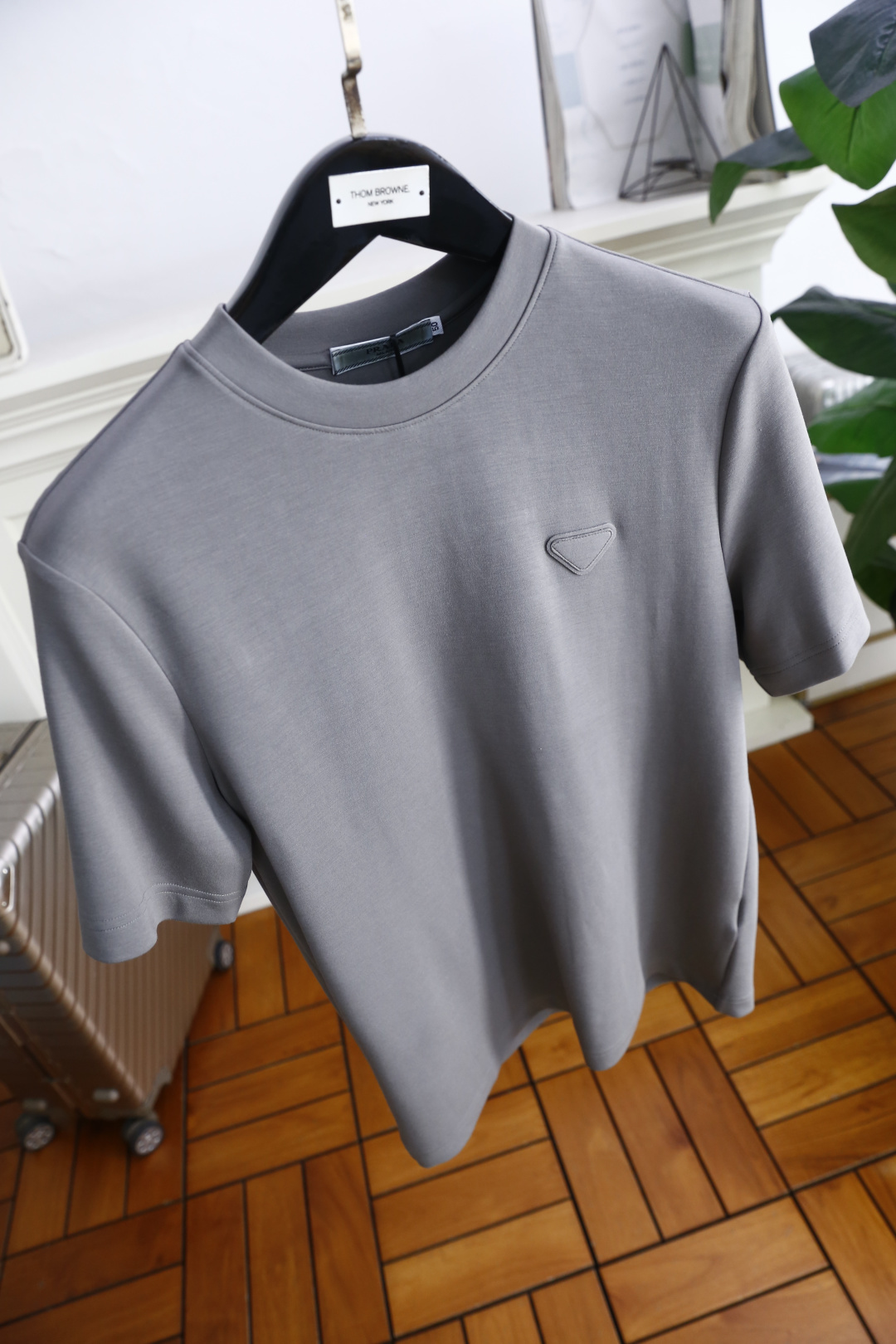 🔥普拉*/Pr*da.2025秋季新款🆕时尚男士圆领短袖打底衫！胸前奢华经典品牌三角标LOGO设计！高级