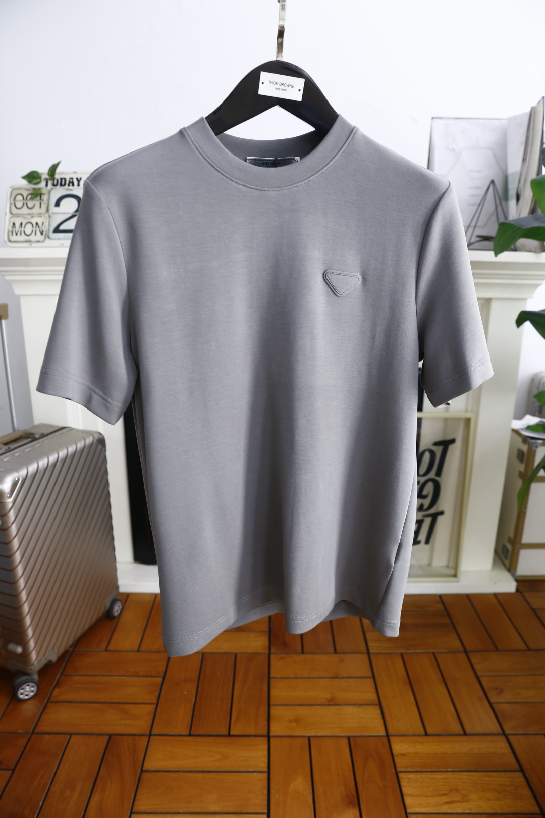 🔥普拉*/Pr*da.2025秋季新款🆕时尚男士圆领短袖打底衫！胸前奢华经典品牌三角标LOGO设计！高级