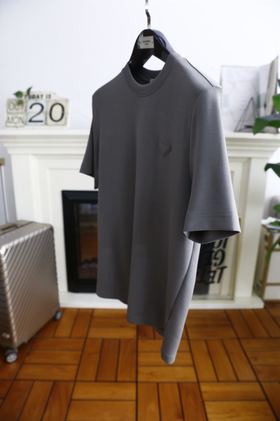 🔥普拉*/Pr*da.2025秋季新款🆕时尚男士圆领短袖打底衫！胸前奢华经典品牌三角标LOGO设计！高级