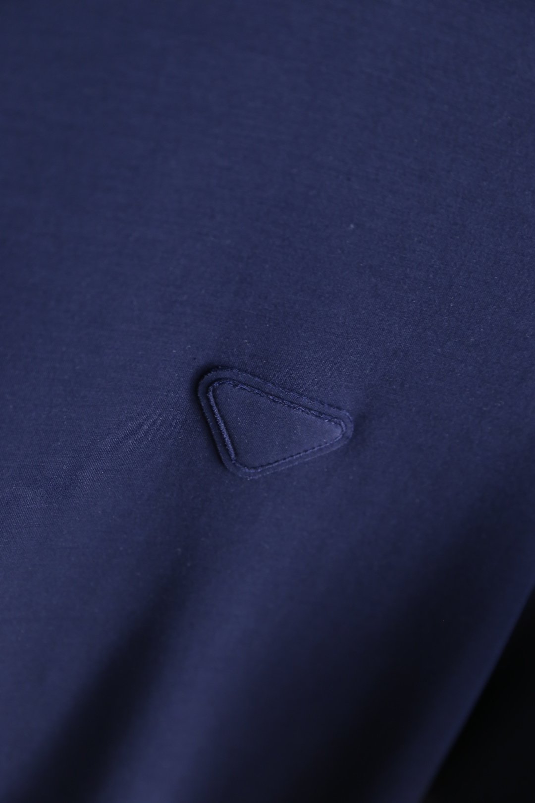 🔥普拉*/Pr*da.2025秋季新款🆕时尚男士圆领短袖打底衫！胸前奢华经典品牌三角标LOGO设计！高级