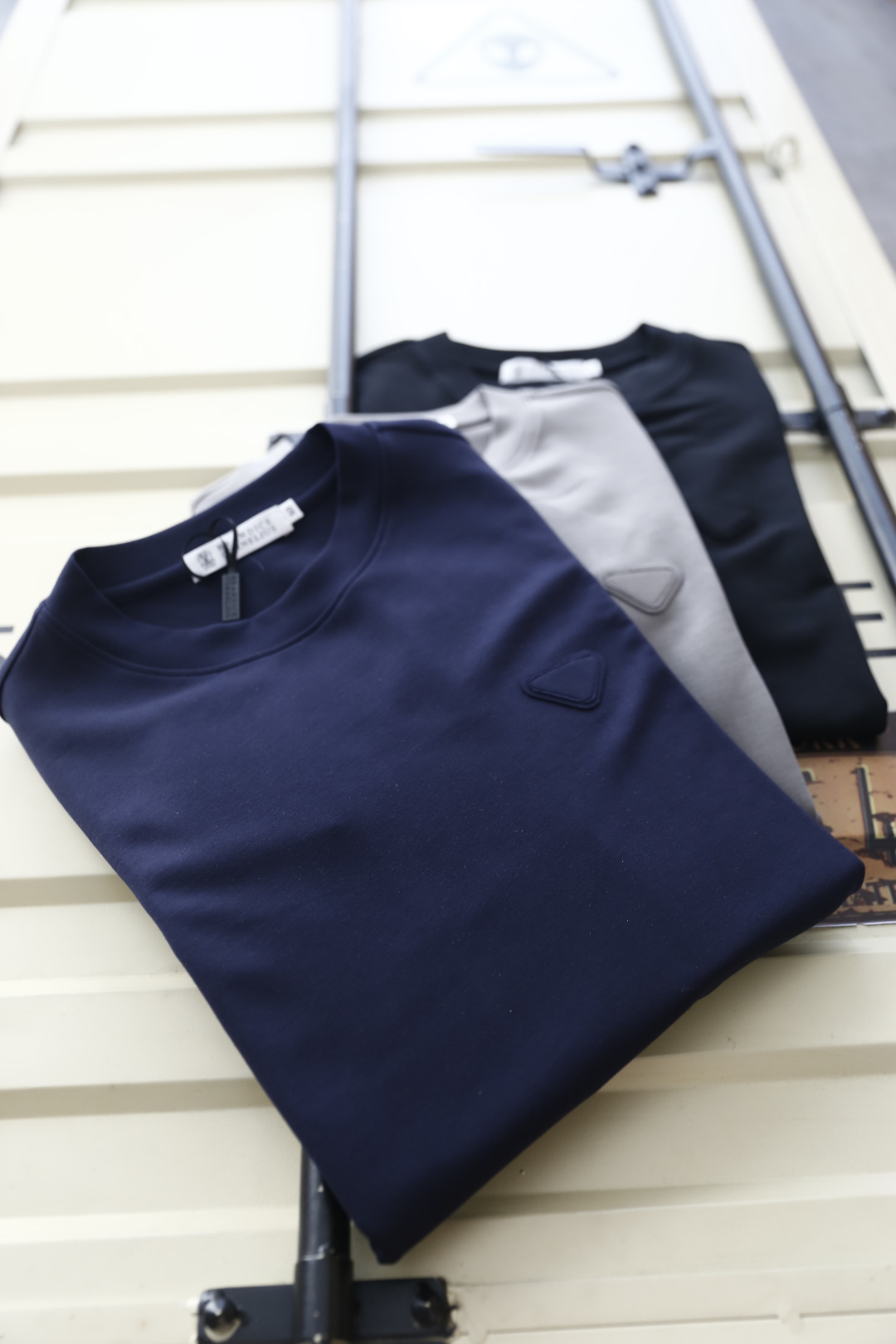 🔥普拉*/Pr*da.2025秋季新款🆕时尚男士圆领短袖打底衫！胸前奢华经典品牌三角标LOGO设计！高级