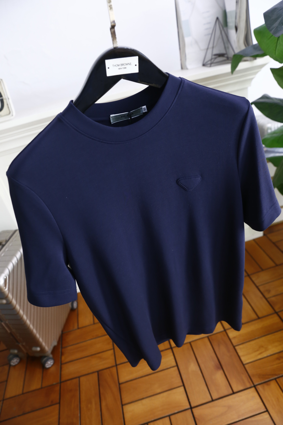 🔥普拉*/Pr*da.2025秋季新款🆕时尚男士圆领短袖打底衫！胸前奢华经典品牌三角标LOGO设计！高级