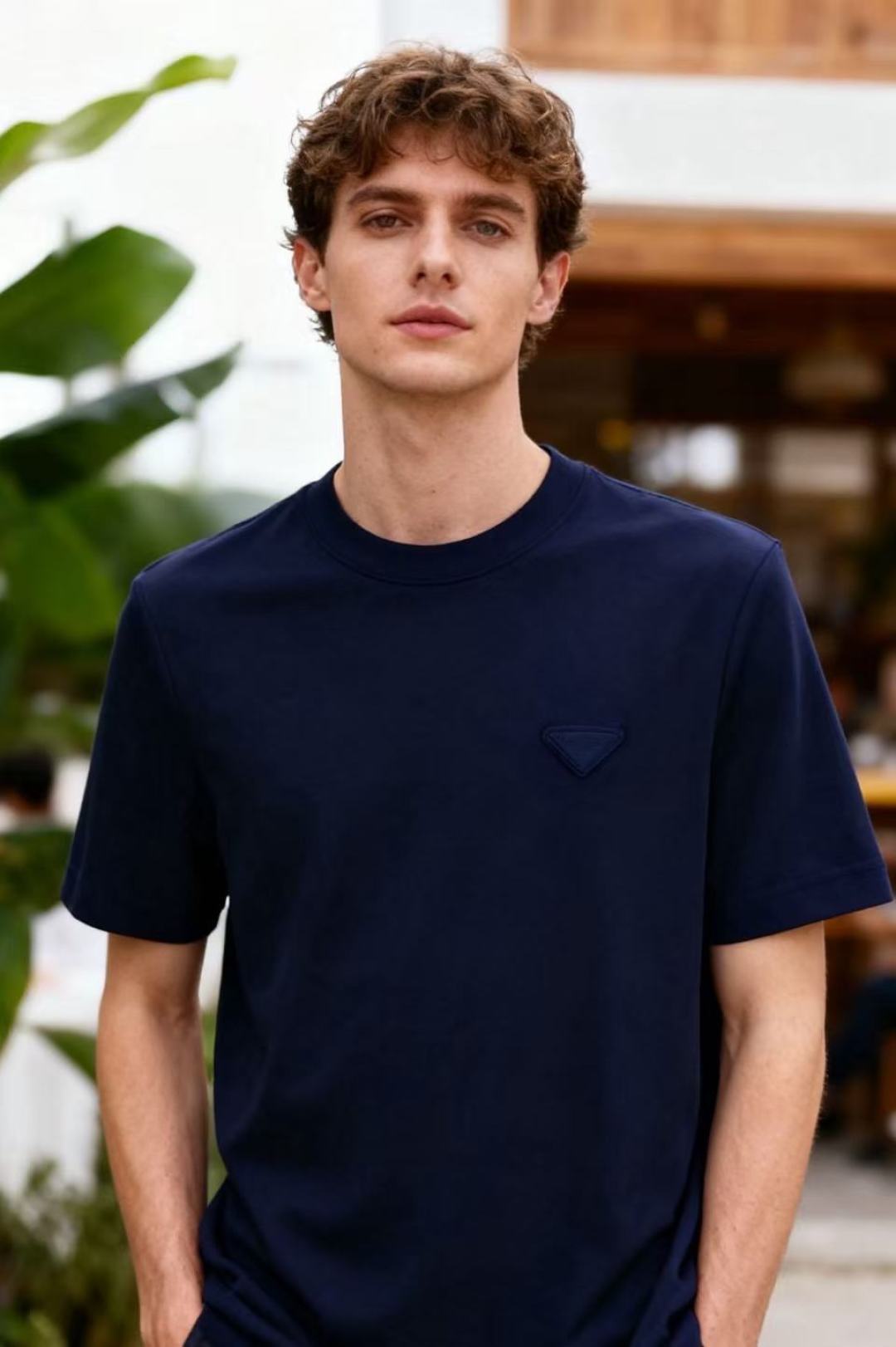 🔥普拉*/Pr*da.2025秋季新款🆕时尚男士圆领短袖打底衫！胸前奢华经典品牌三角标LOGO设计！高级