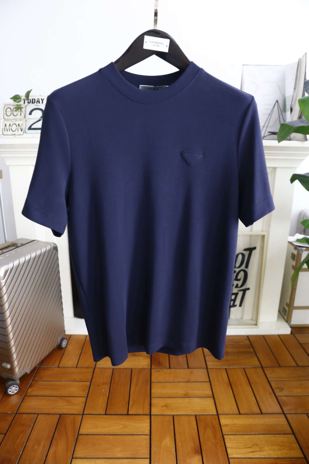 🔥普拉*/Pr*da.2025秋季新款🆕时尚男士圆领短袖打底衫！胸前奢华经典品牌三角标LOGO设计！高级