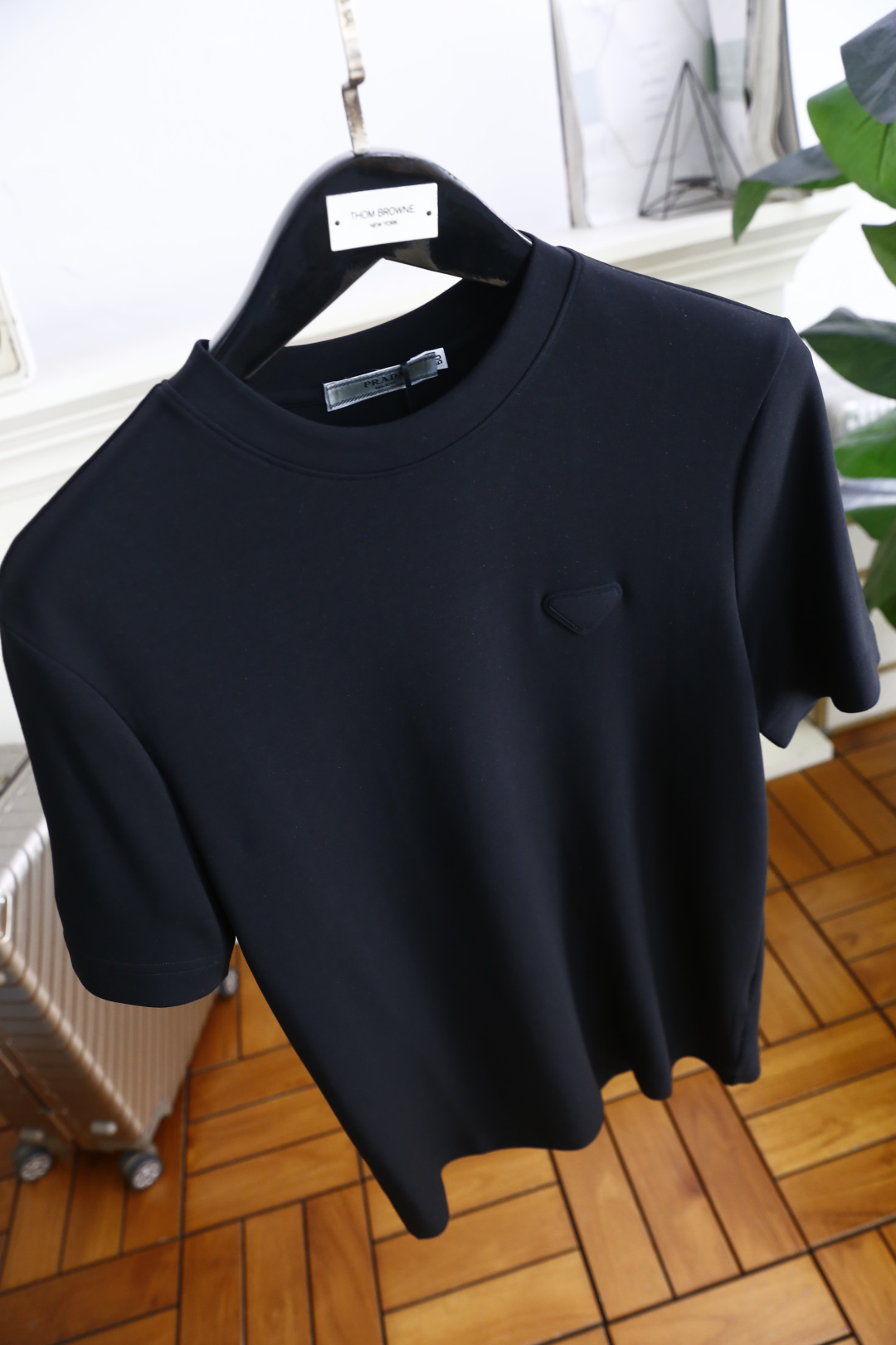 🔥普拉*/Pr*da.2025秋季新款🆕时尚男士圆领短袖打底衫！胸前奢华经典品牌三角标LOGO设计！高级