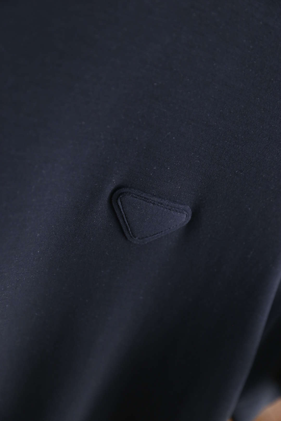 🔥普拉*/Pr*da.2025秋季新款🆕时尚男士圆领短袖打底衫！胸前奢华经典品牌三角标LOGO设计！高级