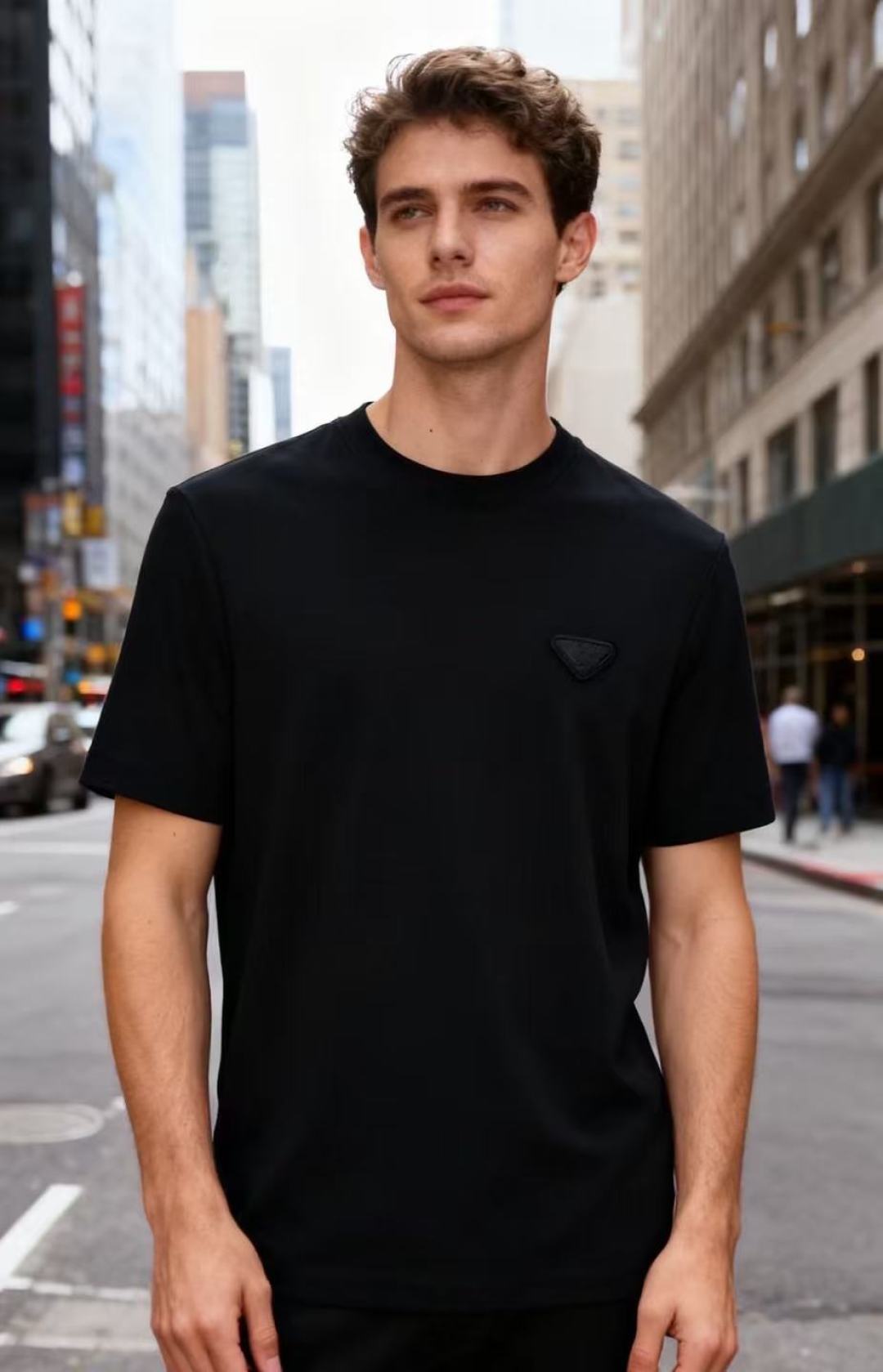 🔥普拉*/Pr*da.2025秋季新款🆕时尚男士圆领短袖打底衫！胸前奢华经典品牌三角标LOGO设计！高级