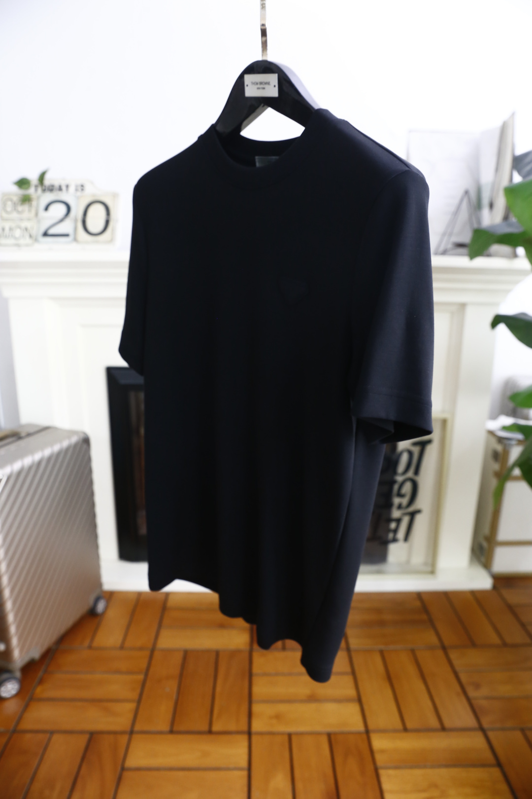 🔥普拉*/Pr*da.2025秋季新款🆕时尚男士圆领短袖打底衫！胸前奢华经典品牌三角标LOGO设计！高级