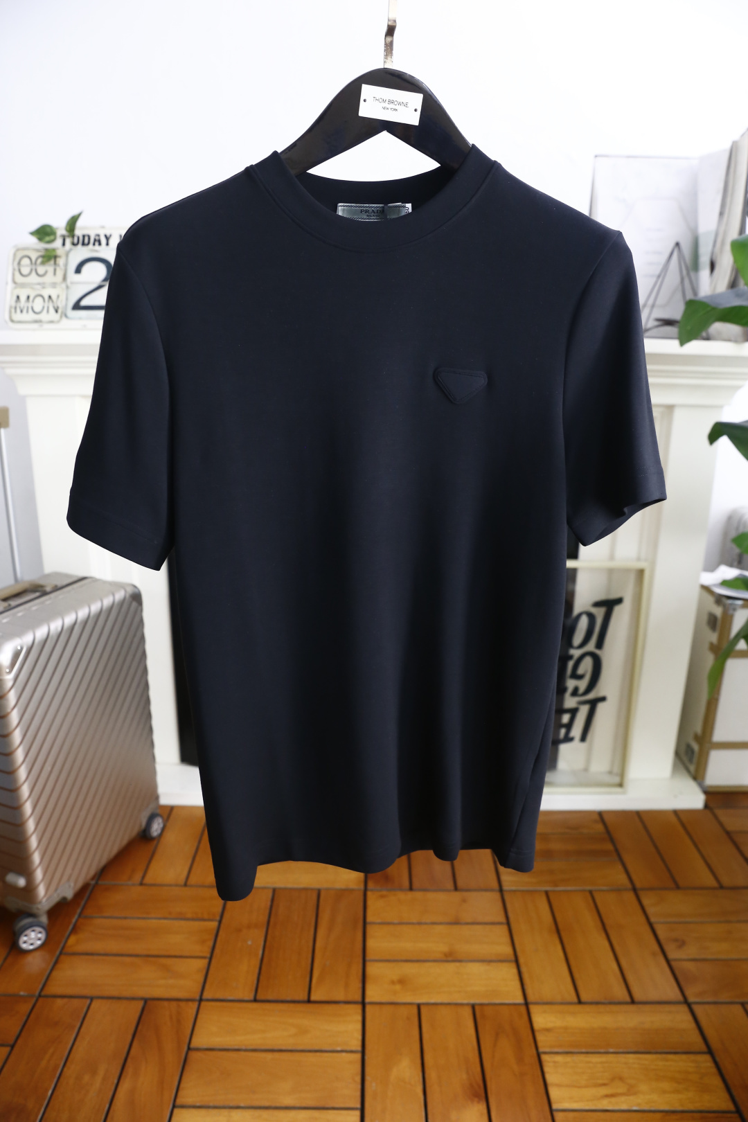 🔥普拉*/Pr*da.2025秋季新款🆕时尚男士圆领短袖打底衫！胸前奢华经典品牌三角标LOGO设计！高级