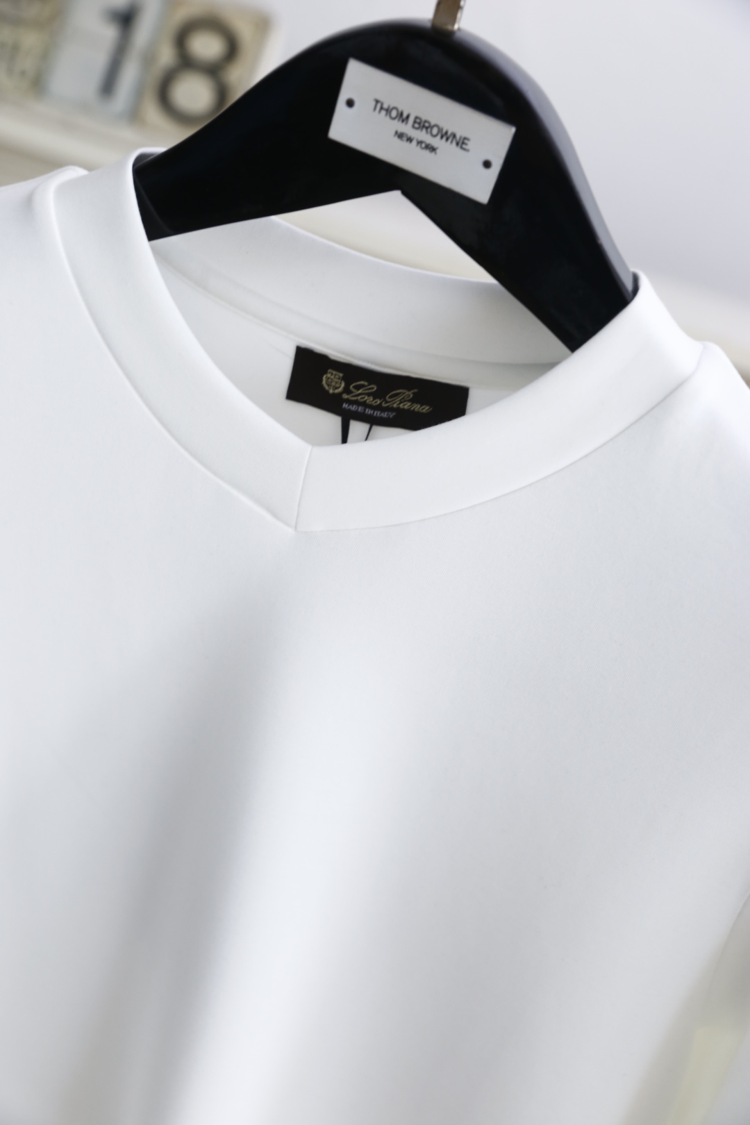 🔥lP🆕.2025秋季新款男士V领休闲长袖T恤！采用舒适保暖面料！品牌经典元素设计👍小V领设计的长袖T恤